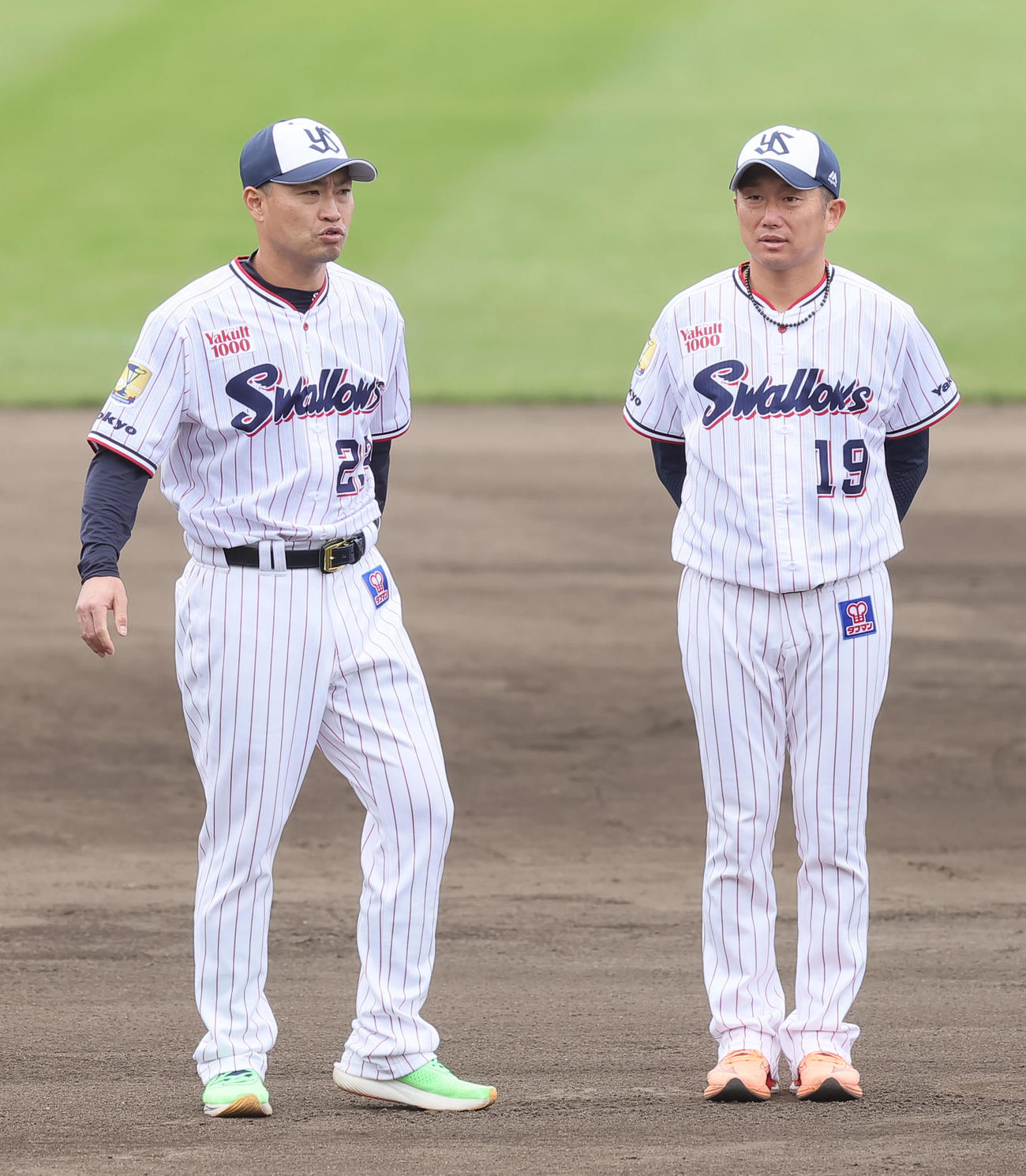 キャンプを打ち上げ整列するヤクルトの青木（左）と石川（撮影・足立雅史）