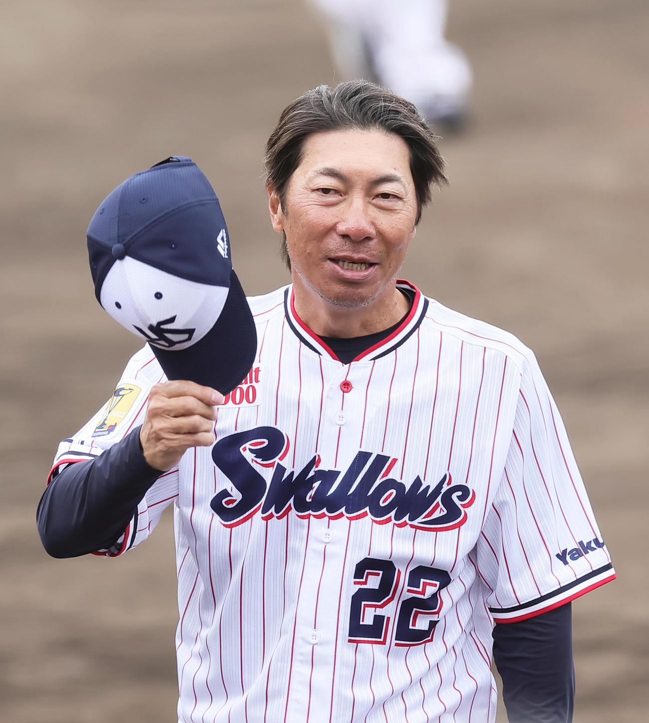 キャンプを打ち上げ、笑顔であいさつを交わすヤクルト高津監督（撮影・足立雅史）