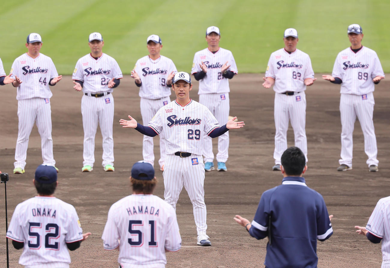 キャンプを打ち上げ、手締めするヤクルト小川（中央）（撮影・足立雅史）