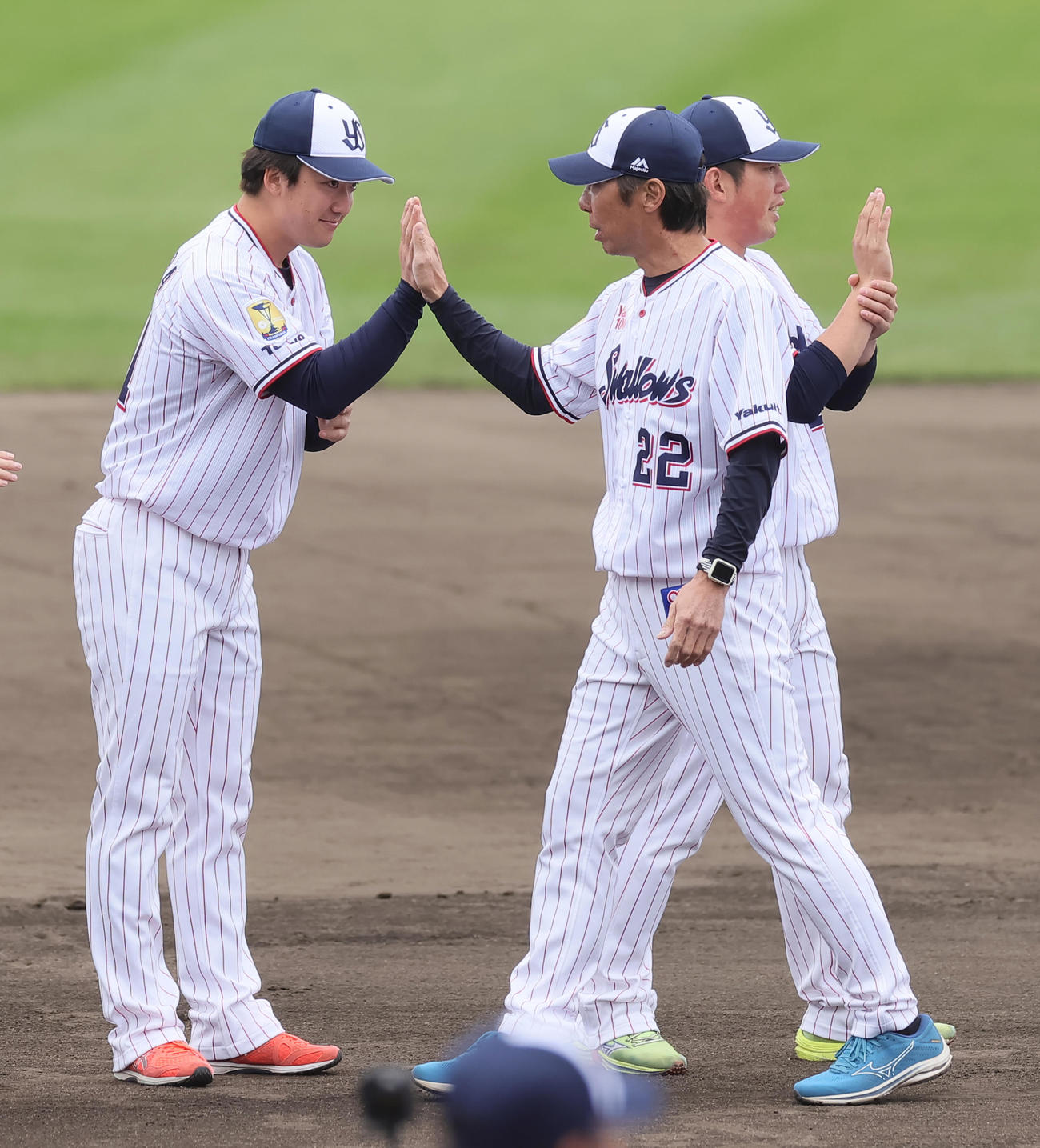 キャンプを打ち上げたヤクルト高津監督（右）は吉村とタッチを交わす（撮影・足立雅史）