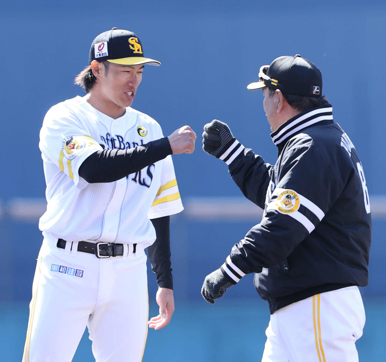 一本締めの後、藤本監督（右）とグータッチする柳田（撮影・梅根麻紀）