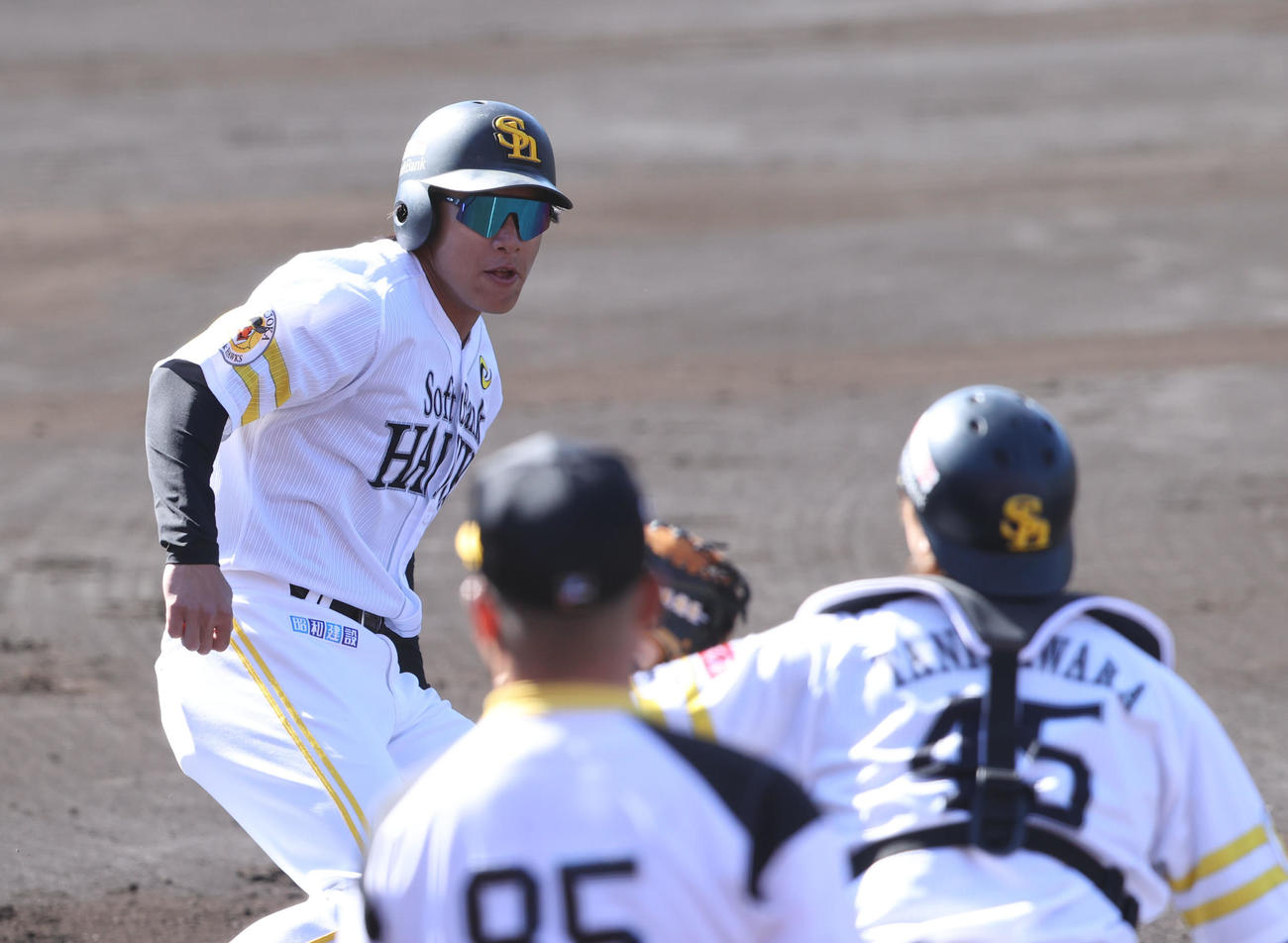 挟殺プレーでランナーを務める柳田悠岐（撮影・梅根麻紀）