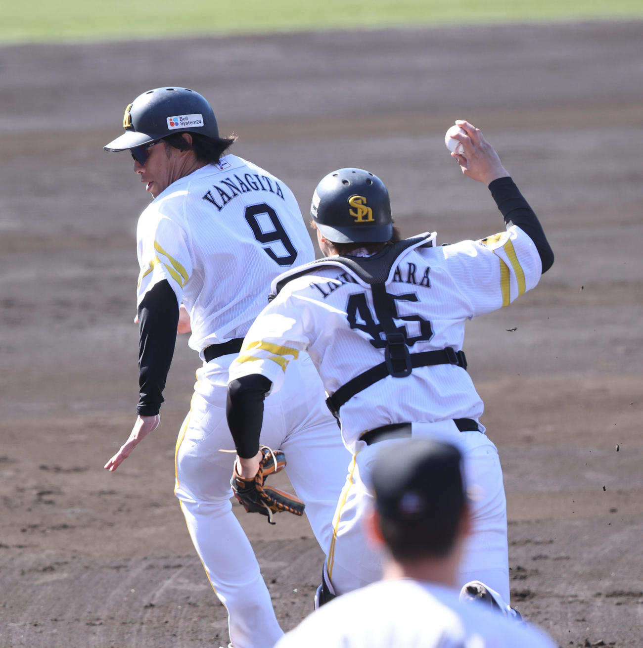 挟殺プレーでランナーを務める柳田悠岐（撮影・梅根麻紀）