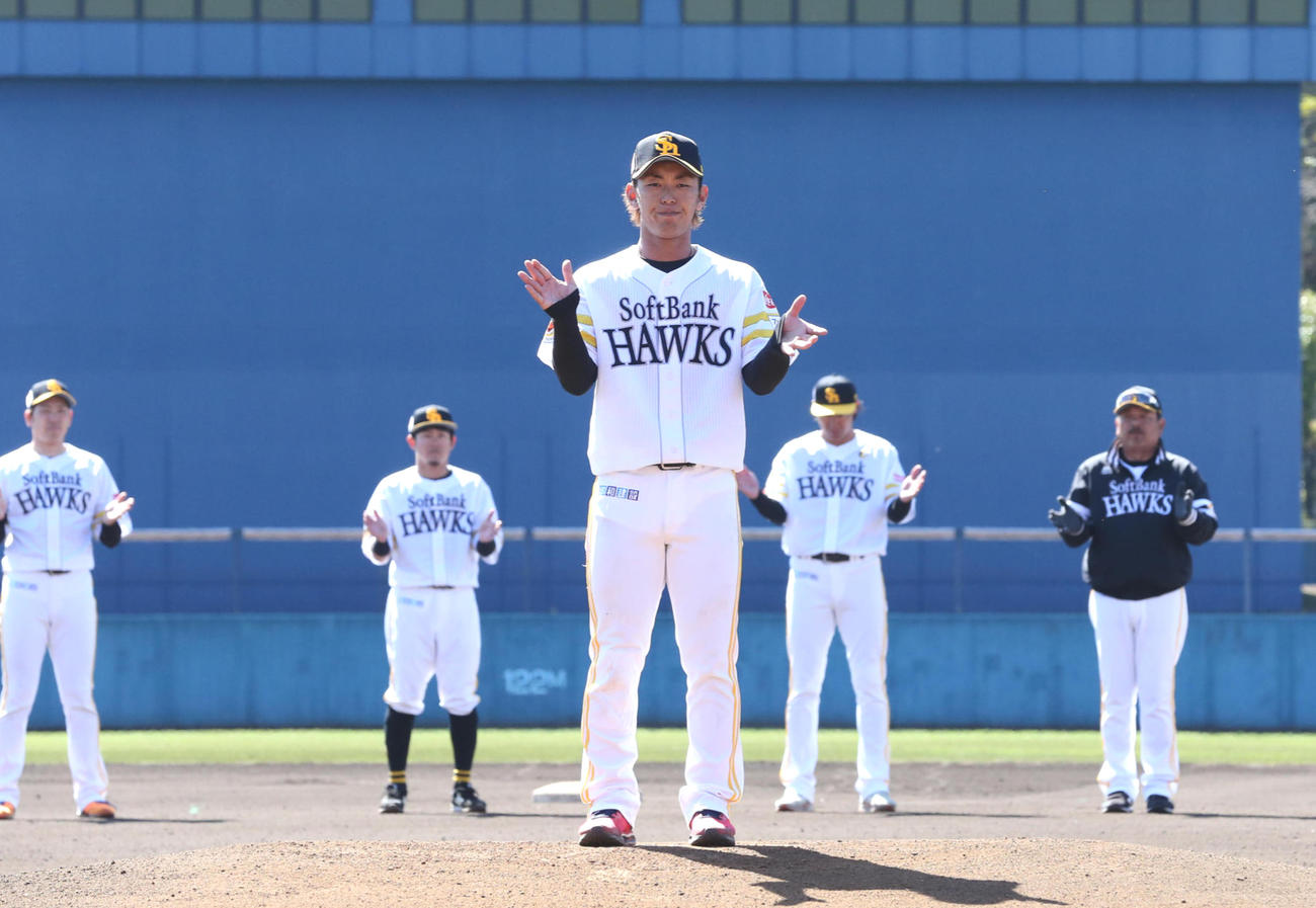 キャンプ最終日、一本締めで終わらせる今宮健太（影・梅根麻紀）