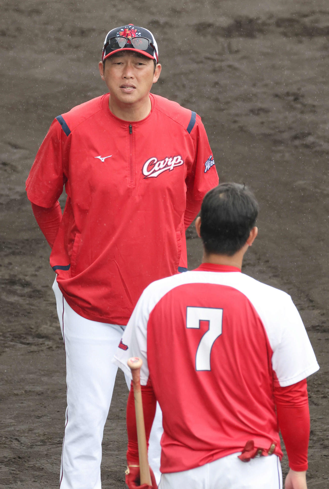 広島沖縄キャンプ　堂林と話し合う新井監督（撮影・加藤孝規）