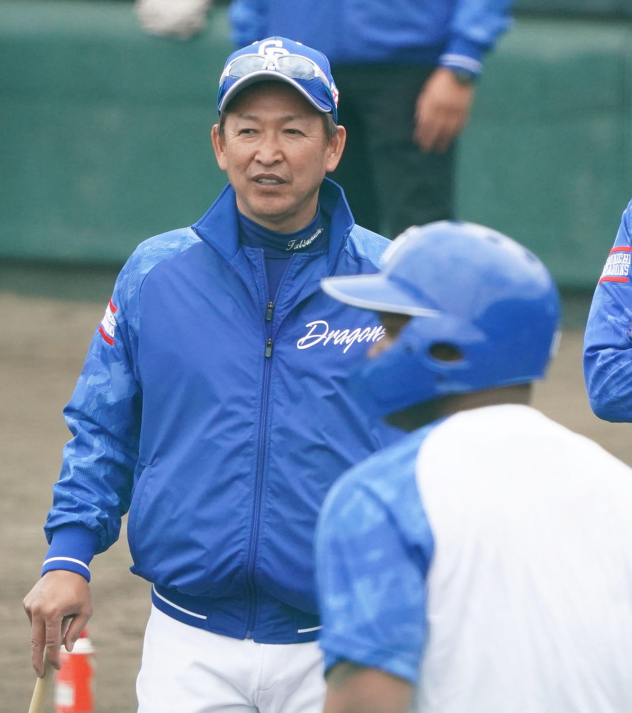 中日立浪和義監督（左）（2023年2月20日撮影）