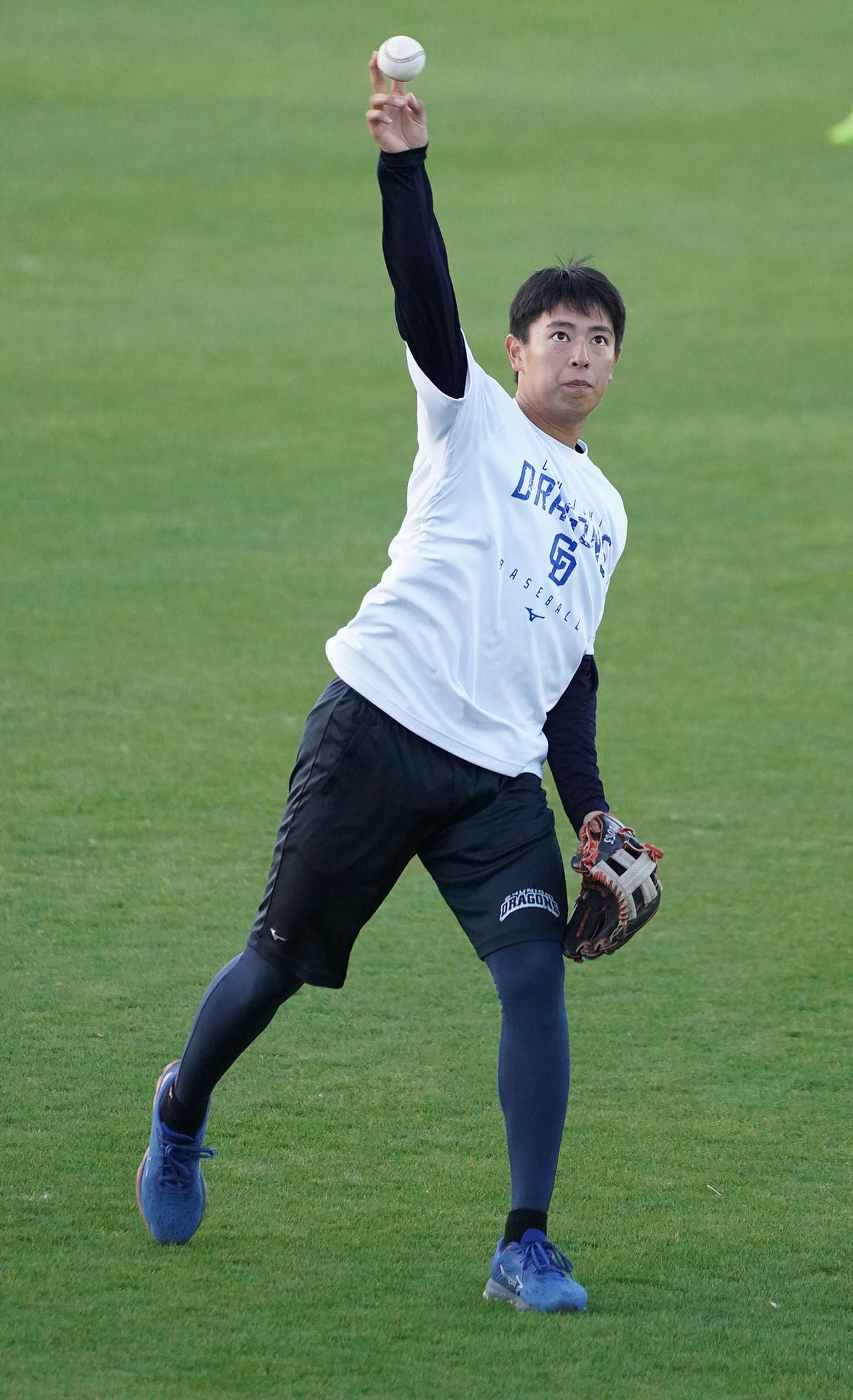キャッチボールをする中日仲地礼亜（撮影・森本幸一）