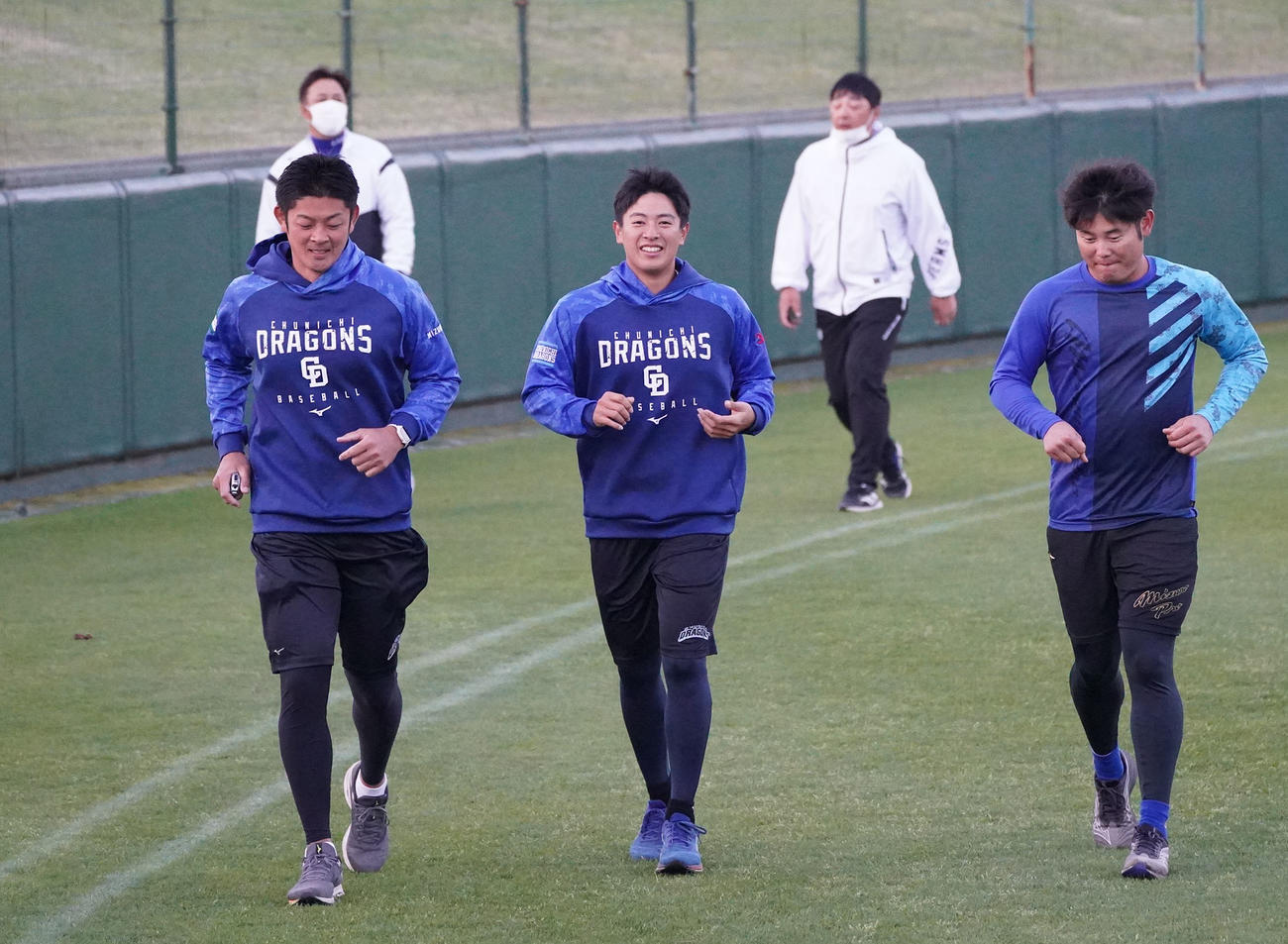 鈴木博志（右）らとランニングをする中日仲地礼亜（中央）（撮影・森本幸一）