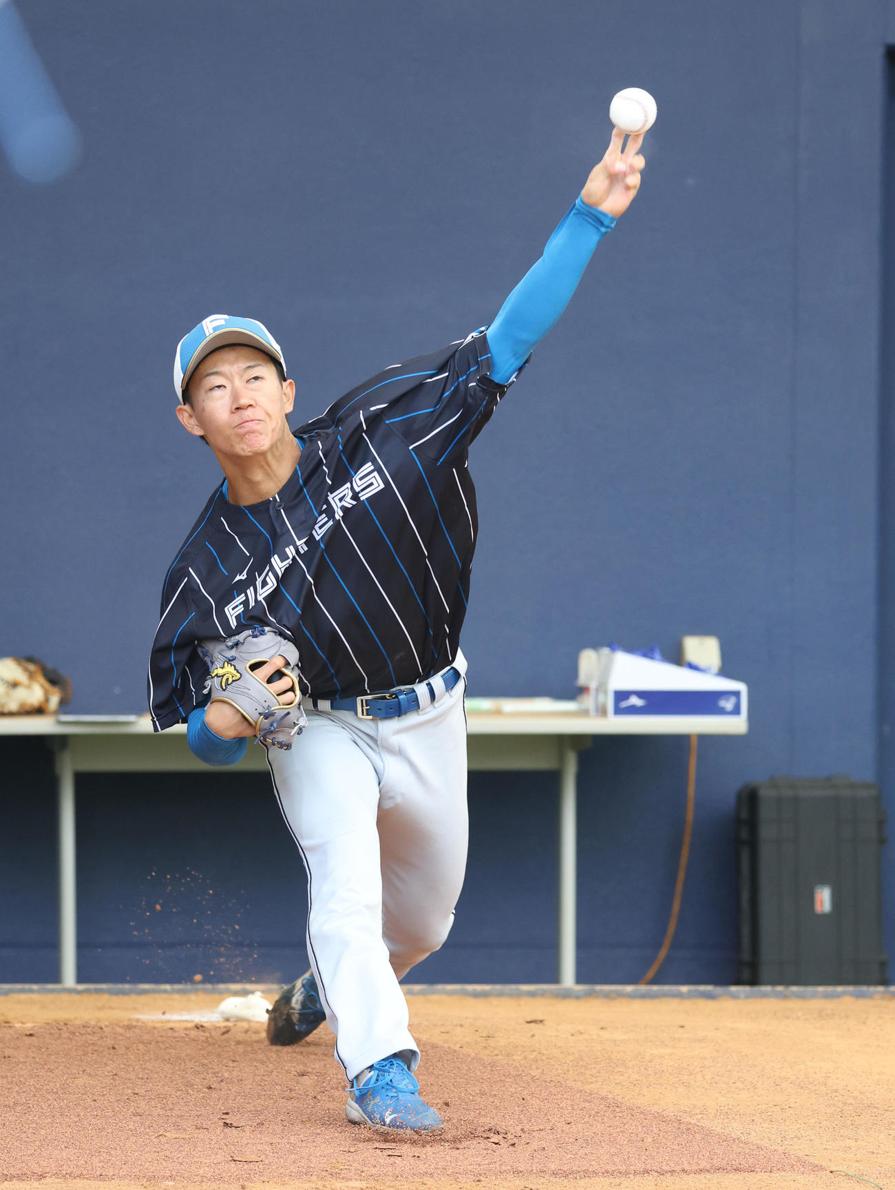 ブルペンで投球練習をする日本ハム矢沢（撮影・佐藤翔太）