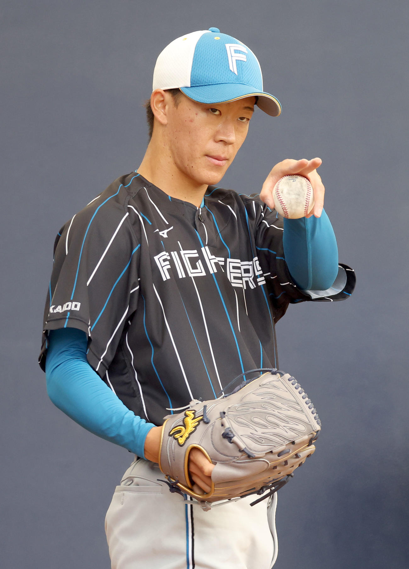 ブルペンで投球練習で球種を伝える日本ハム矢沢（撮影・佐藤翔太）