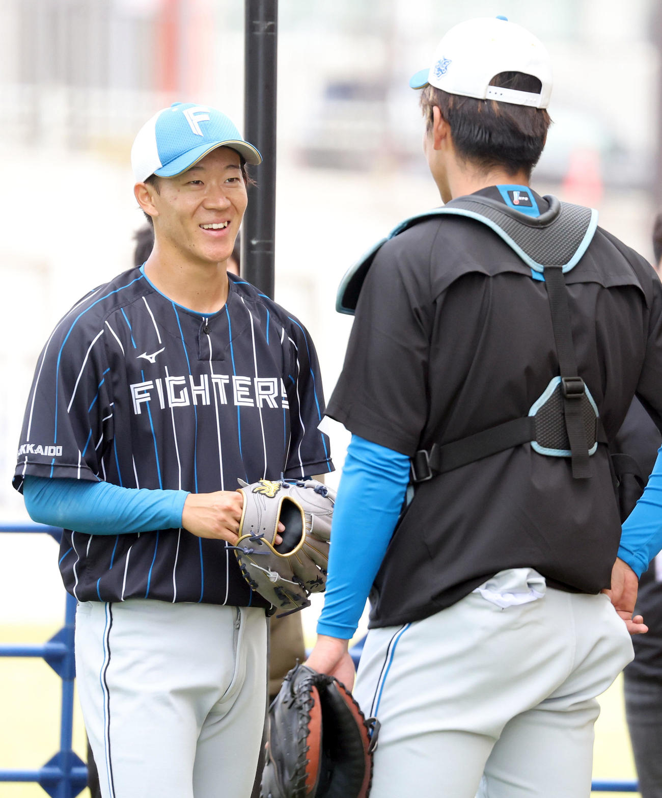 ブルペンでの投球練習を終え笑顔を見せる日本ハム矢沢（撮影・佐藤翔太）