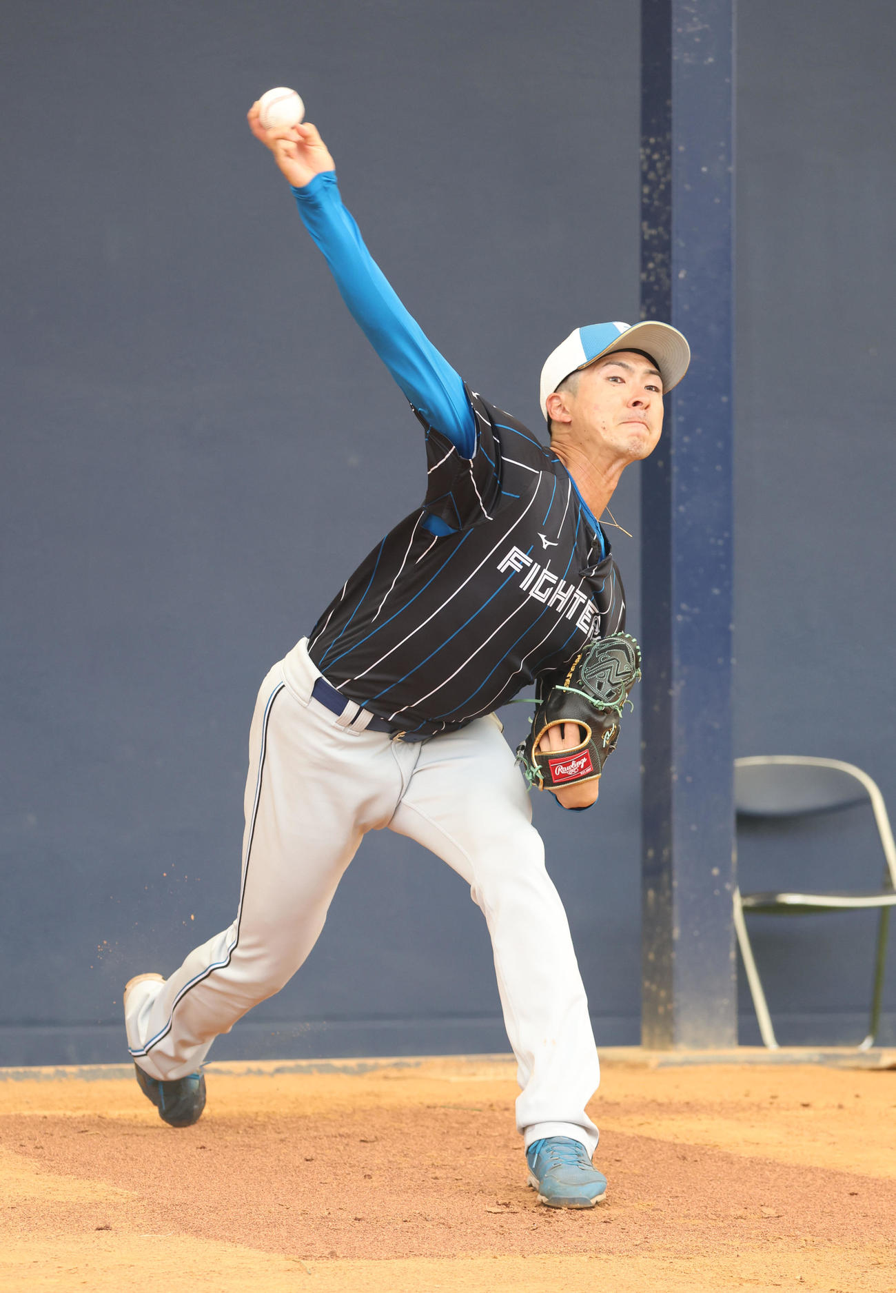 ブルペンで投球練習をする日本ハム上沢（撮影・佐藤翔太）