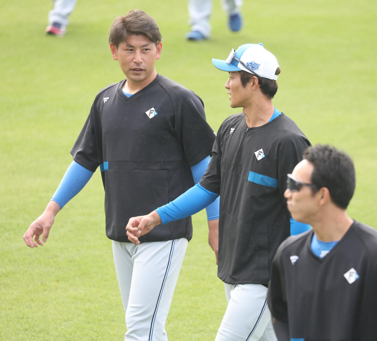 談笑する日本ハム加藤貴（左後方）と石井（撮影・佐藤翔太）