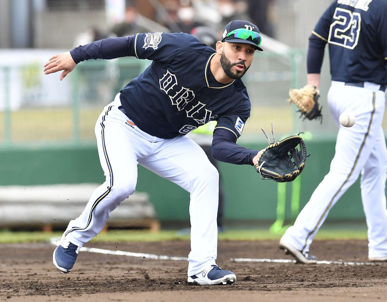 22日、一塁でノックを受けるオリックスのゴンザレス