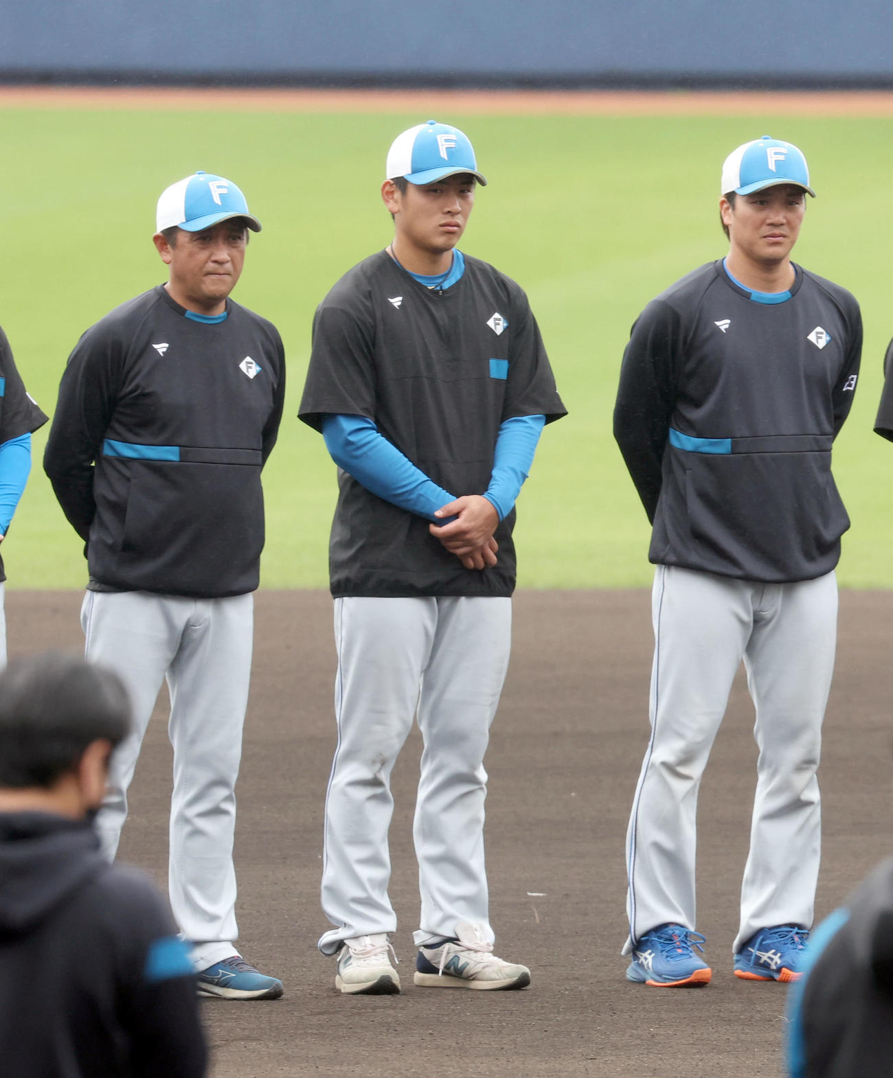 日本ハム松本剛の手締めのあいさつを聞く左から林ヘッドコーチ、野村、伏見（撮影・佐藤翔太）