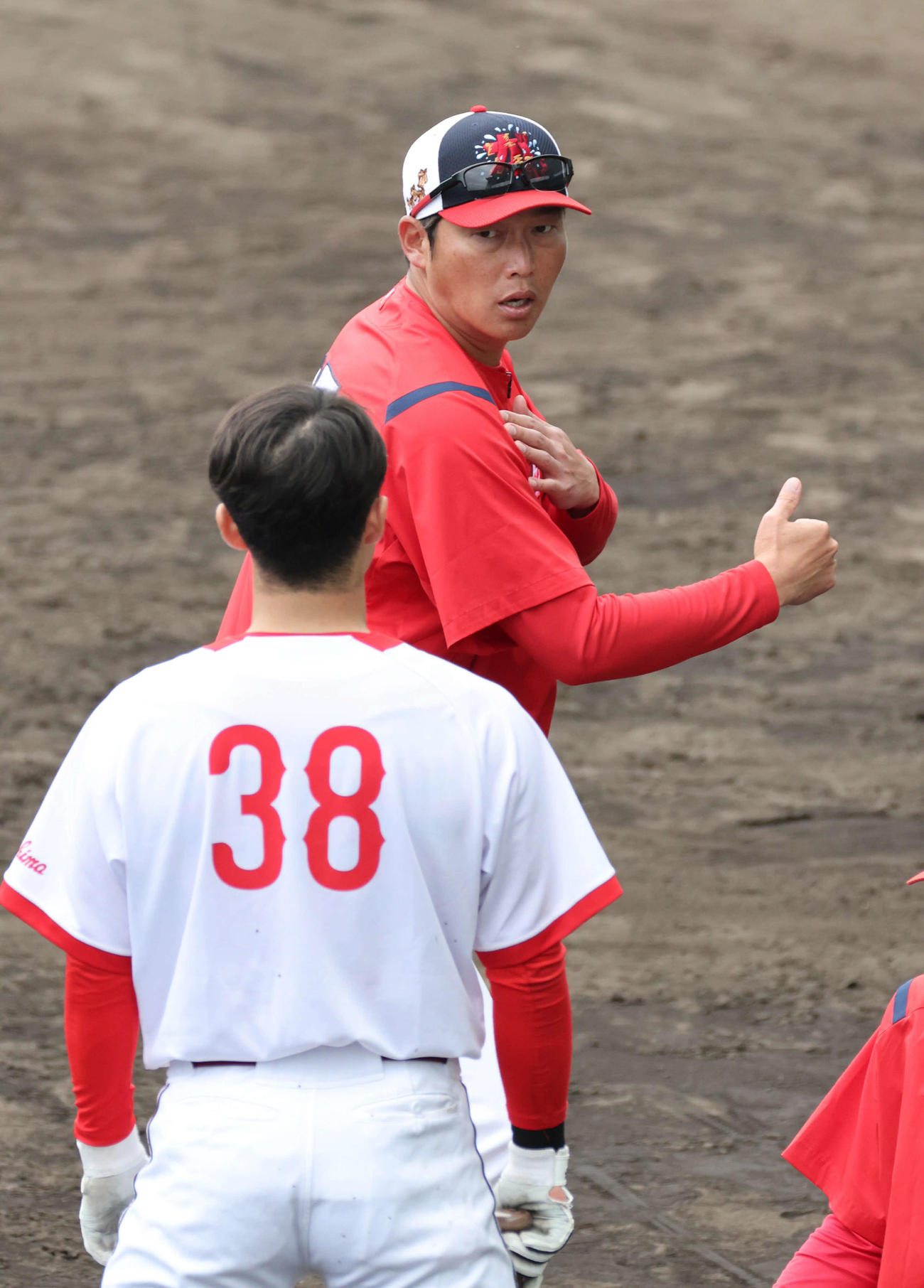 広島沖縄キャンプ　宇草に打撃指導する新井監督（撮影・加藤孝規）