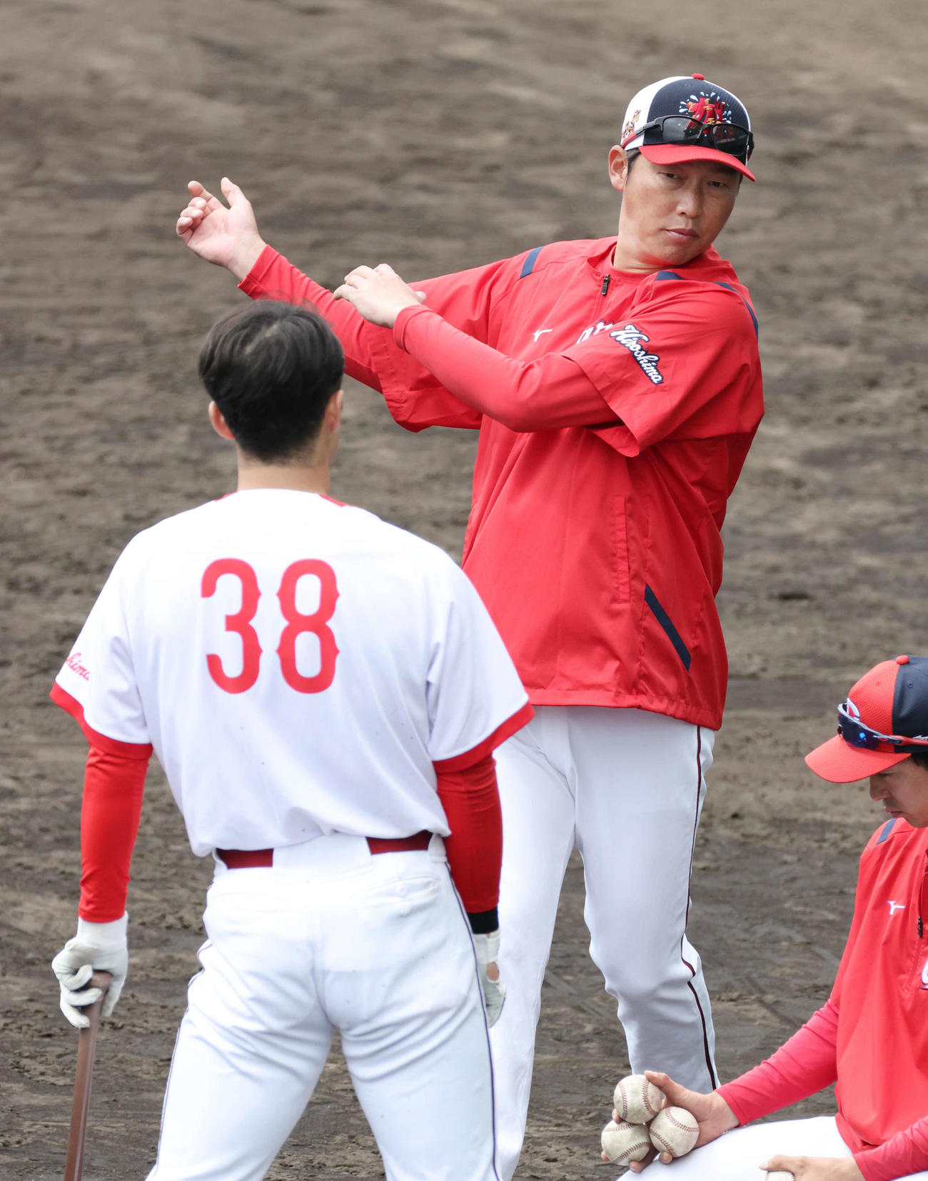 広島沖縄キャンプ　宇草に打撃指導する新井監督（撮影・加藤孝規）