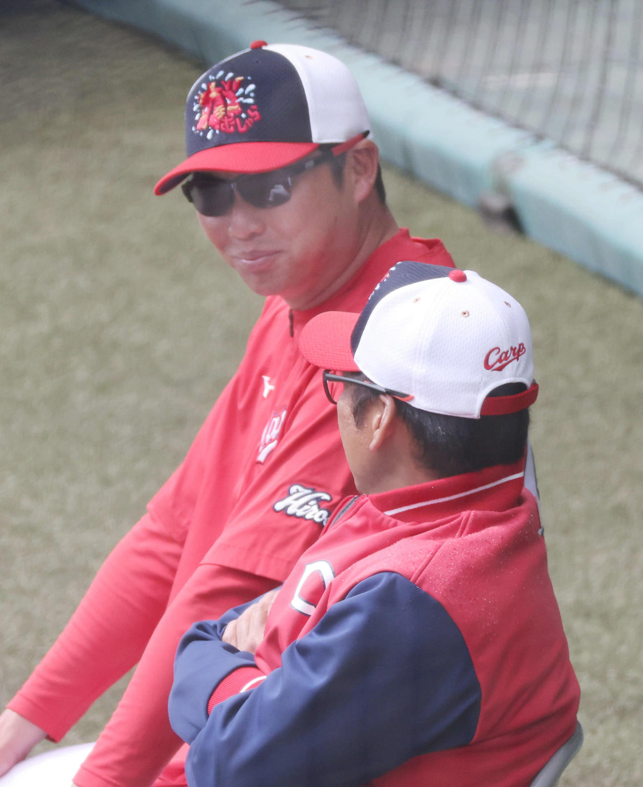 広島沖縄キャンプ　シート打撃をみる新井監督（左）と藤井ヘッドコーチ（撮影・加藤孝規）