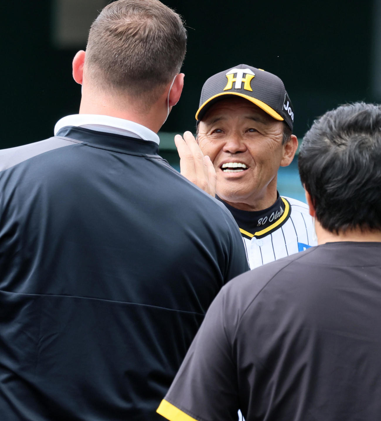 手締めを終えサンズ駐米スカウト（左）らに笑顔であいさつする岡田監督（撮影・加藤哉）