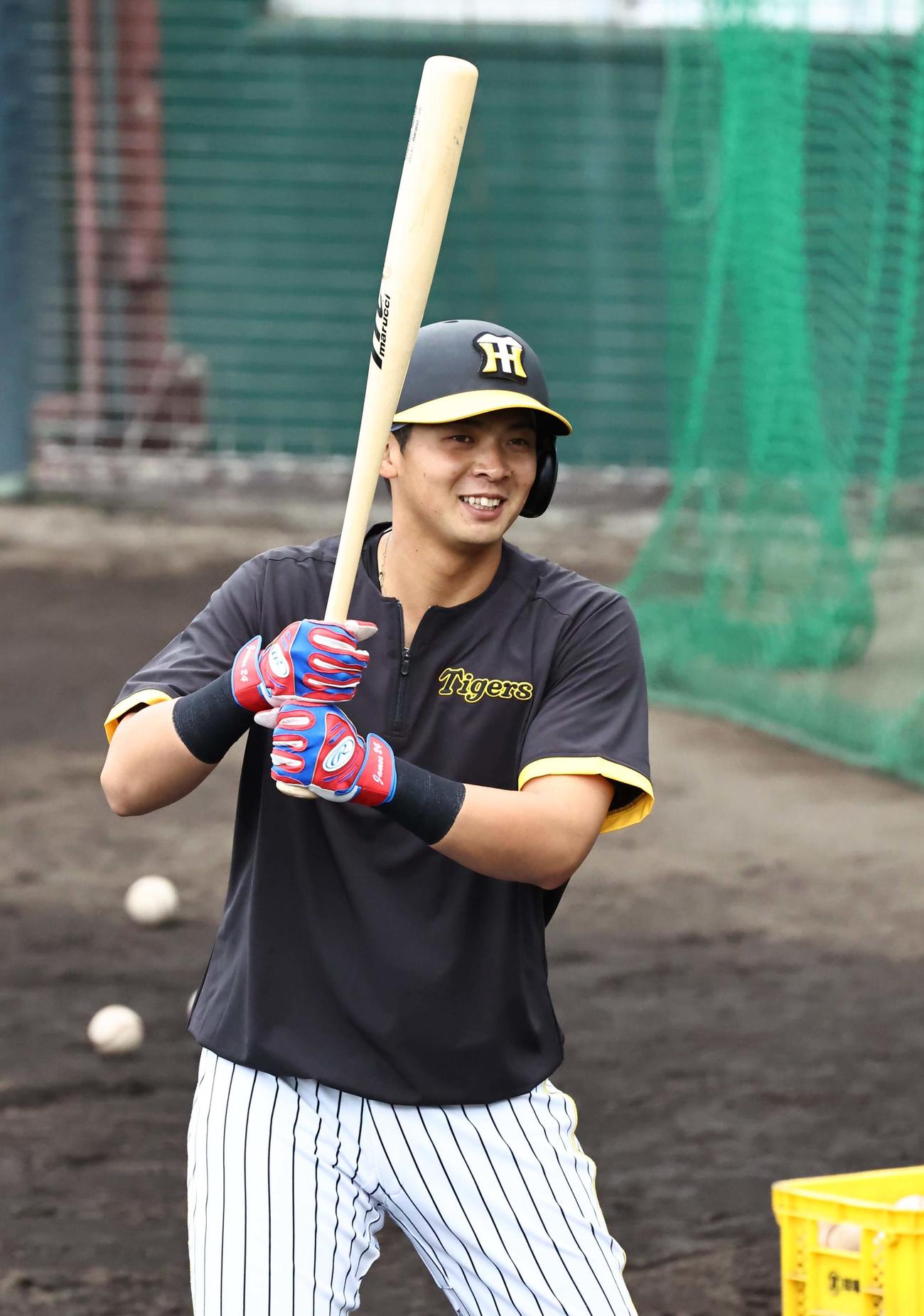 春季キャンプMVPの井上は笑顔を見せる（撮影・上田博志）