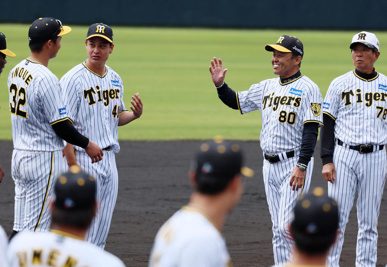 手締めを終えタッチして引き揚げる手順がわからない大竹耕太郎を笑顔で迎える岡田監督。左は井上、右は平田ヘッドコーチ（撮影・加藤哉）