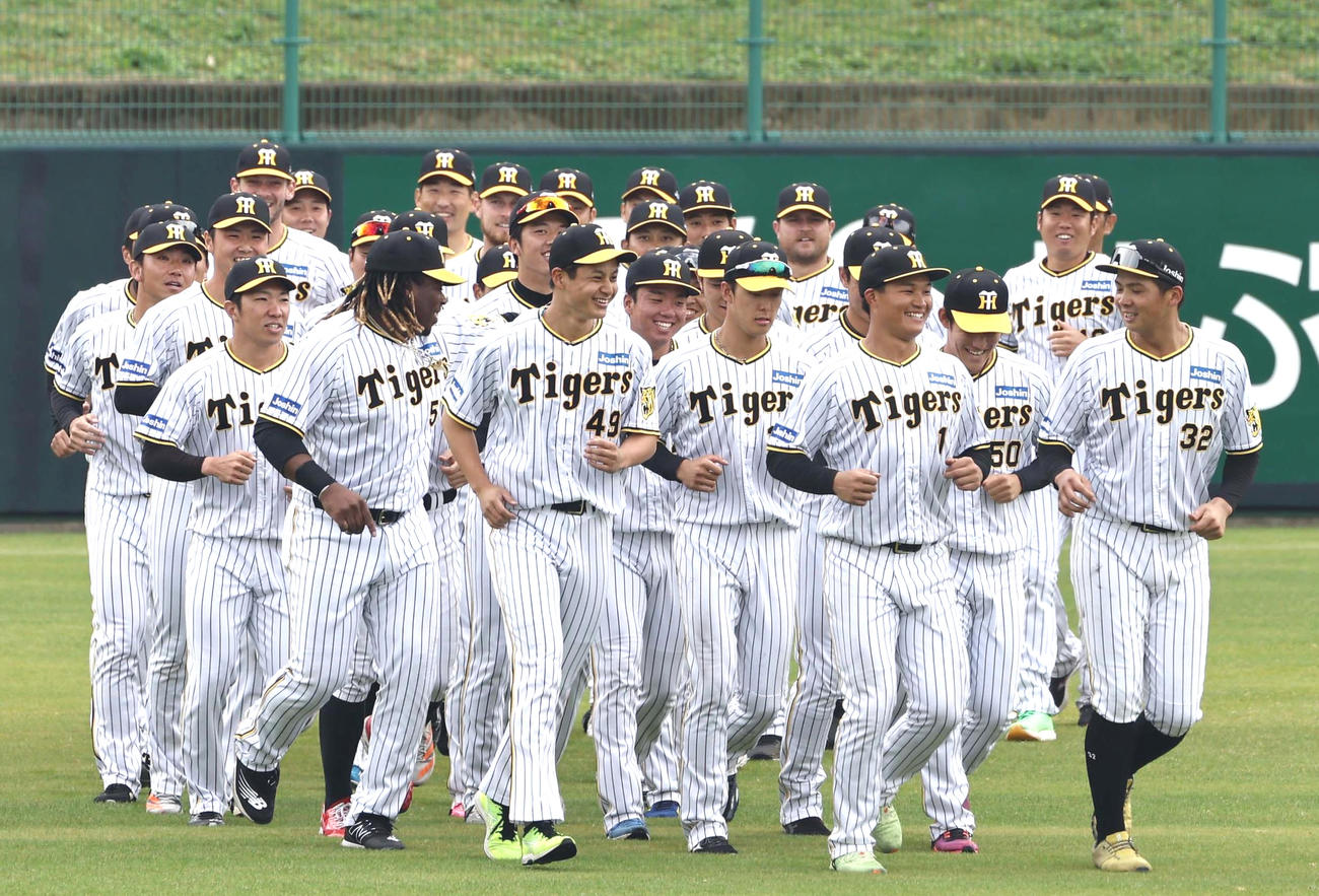 笑顔を見せながら連帯歩調をする先頭右から井上、森下、一人おいて大竹（撮影・上田博志）