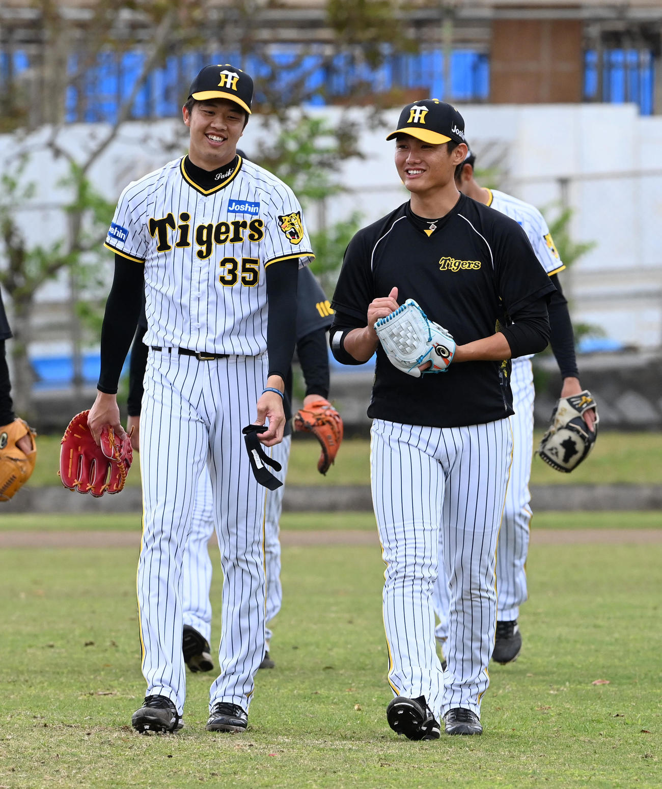 笑顔で話す阪神才木（左）と西純（撮影・前岡正明）