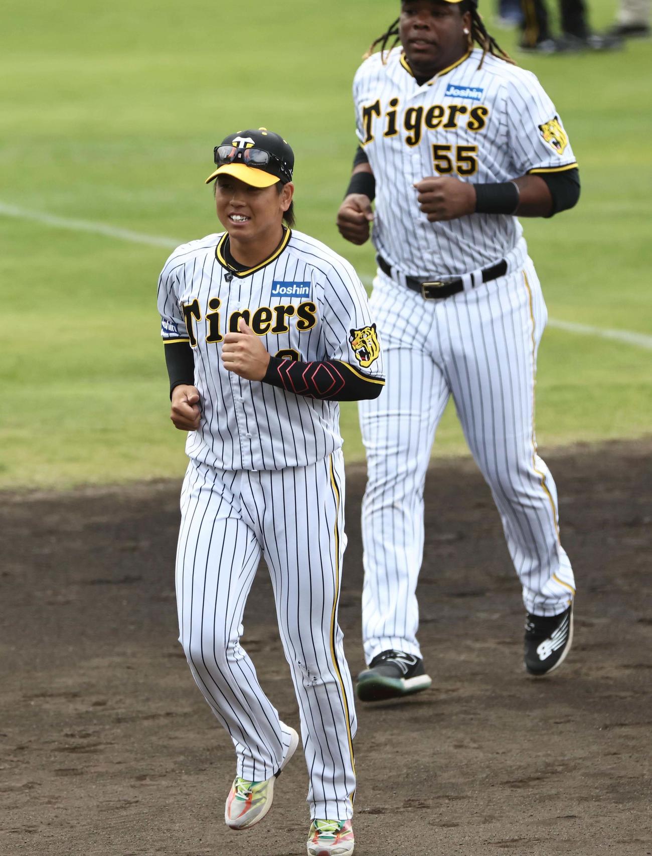 笑顔を見せながらベンチに引き揚げる梅野（撮影・上田博志）
