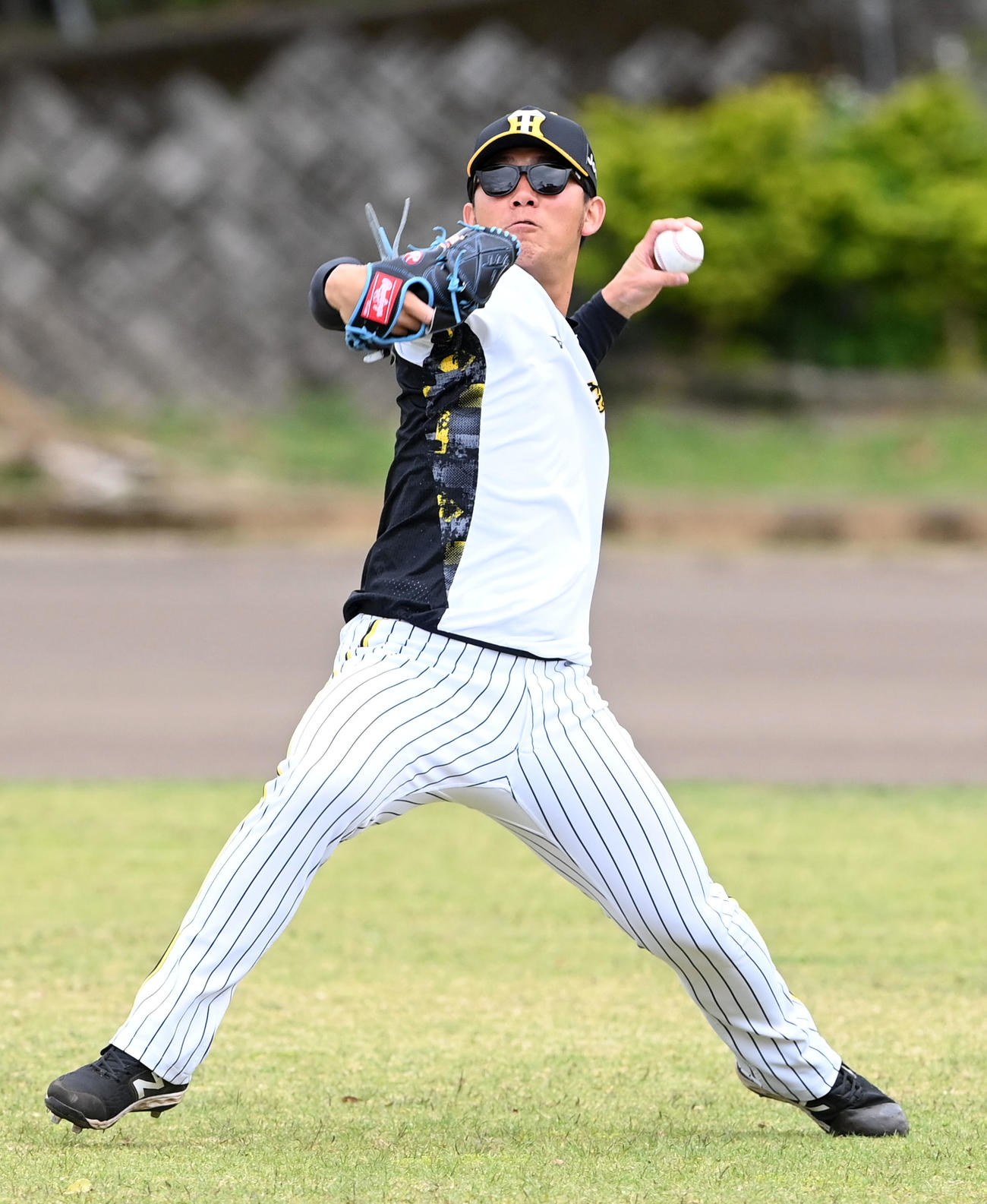 キャッチボールを行う伊藤将（撮影・前岡正明）
