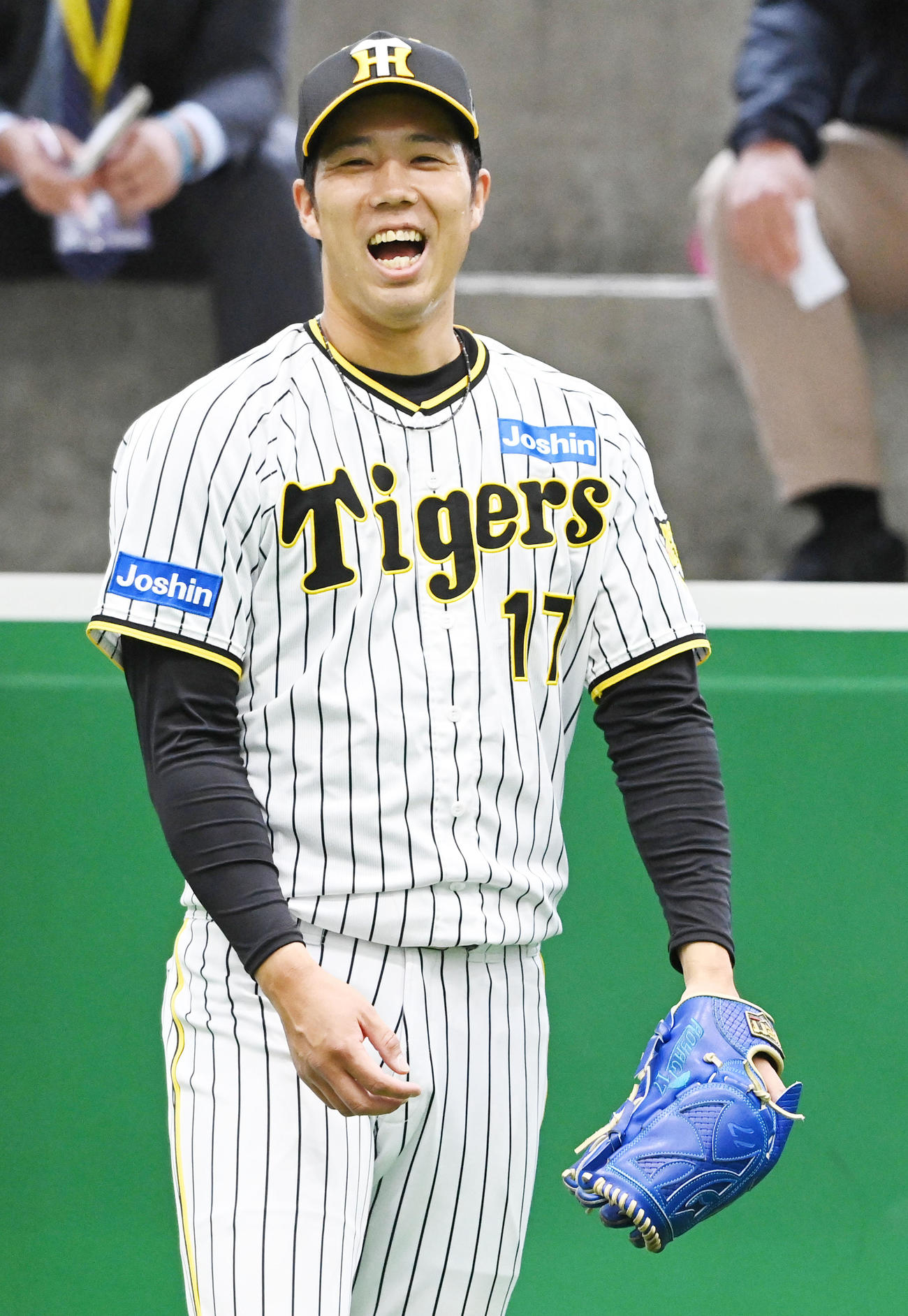 ブルペンで笑顔を見せる青柳（撮影・前岡正明）