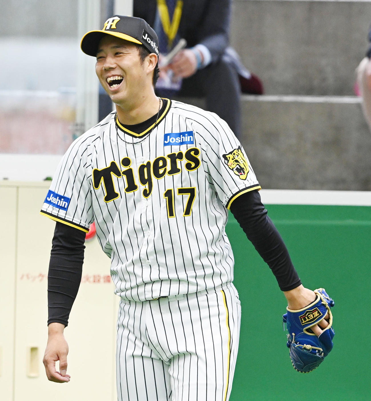 ブルペンで笑顔を見せる青柳（撮影・前岡正明）
