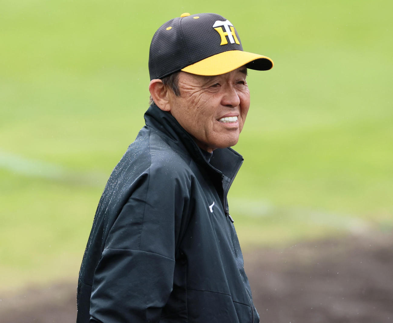 練習を見守る岡田監督（撮影・加藤哉）