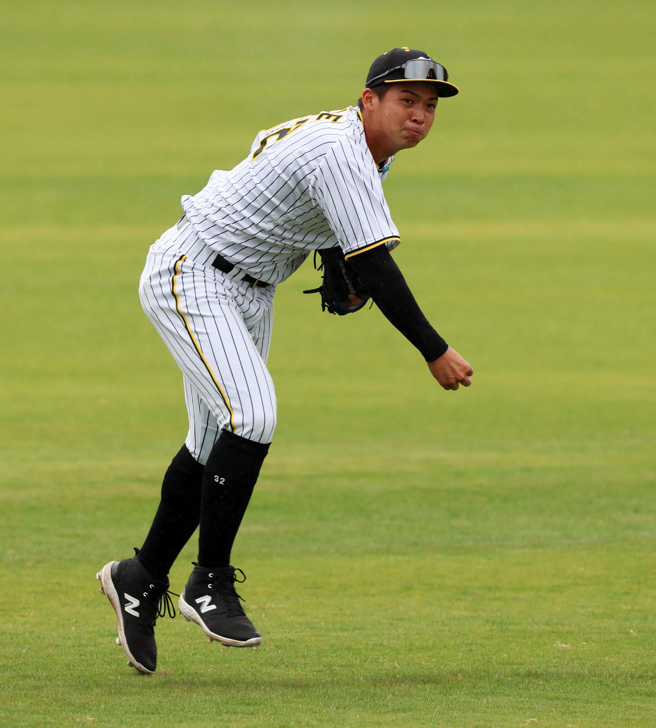 シートノックで返球する井上（撮影・加藤哉）