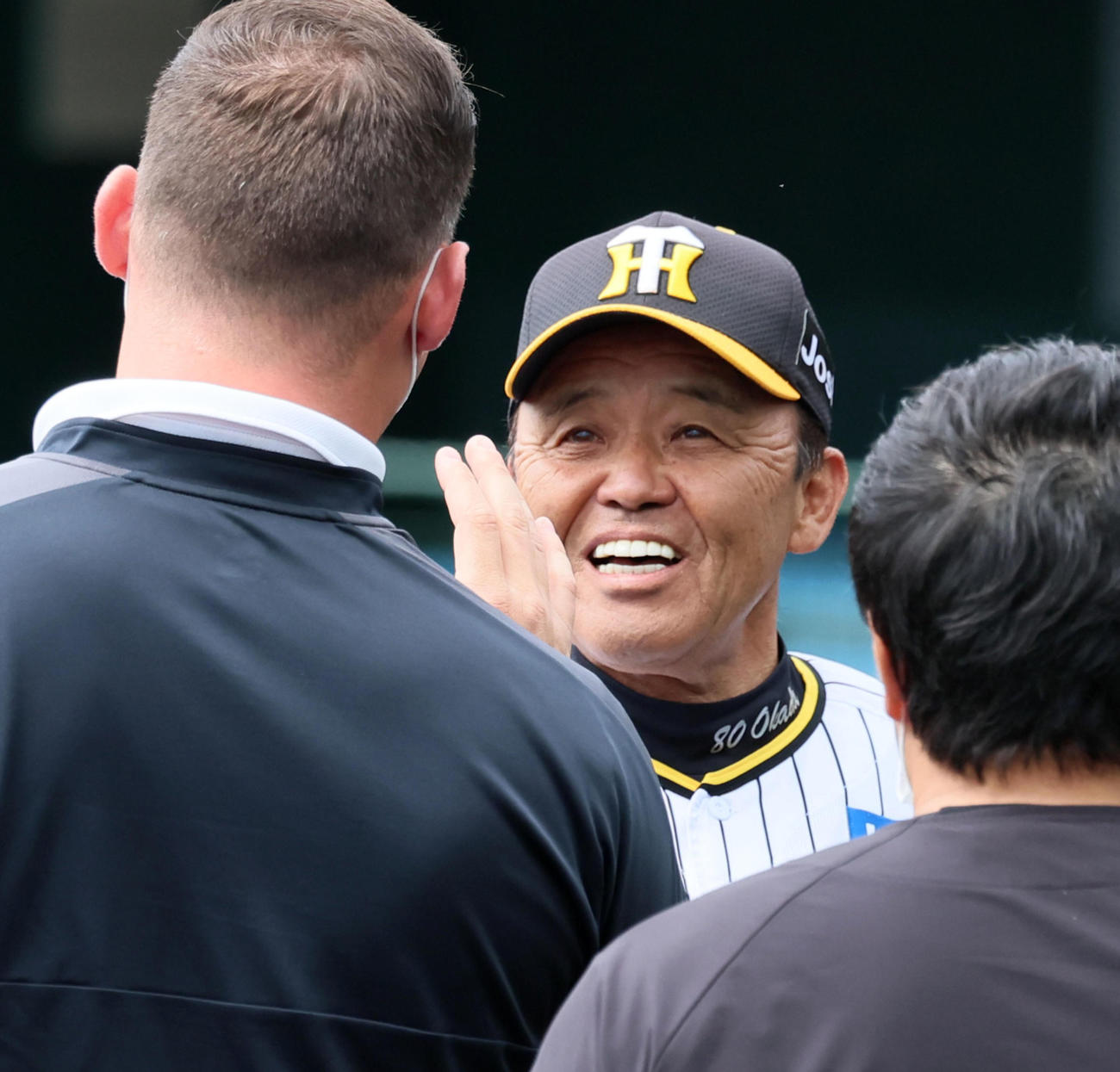 手締めを終えサンズ駐米スカウト（左）らに笑顔であいさつする岡田監督（撮影・加藤哉）