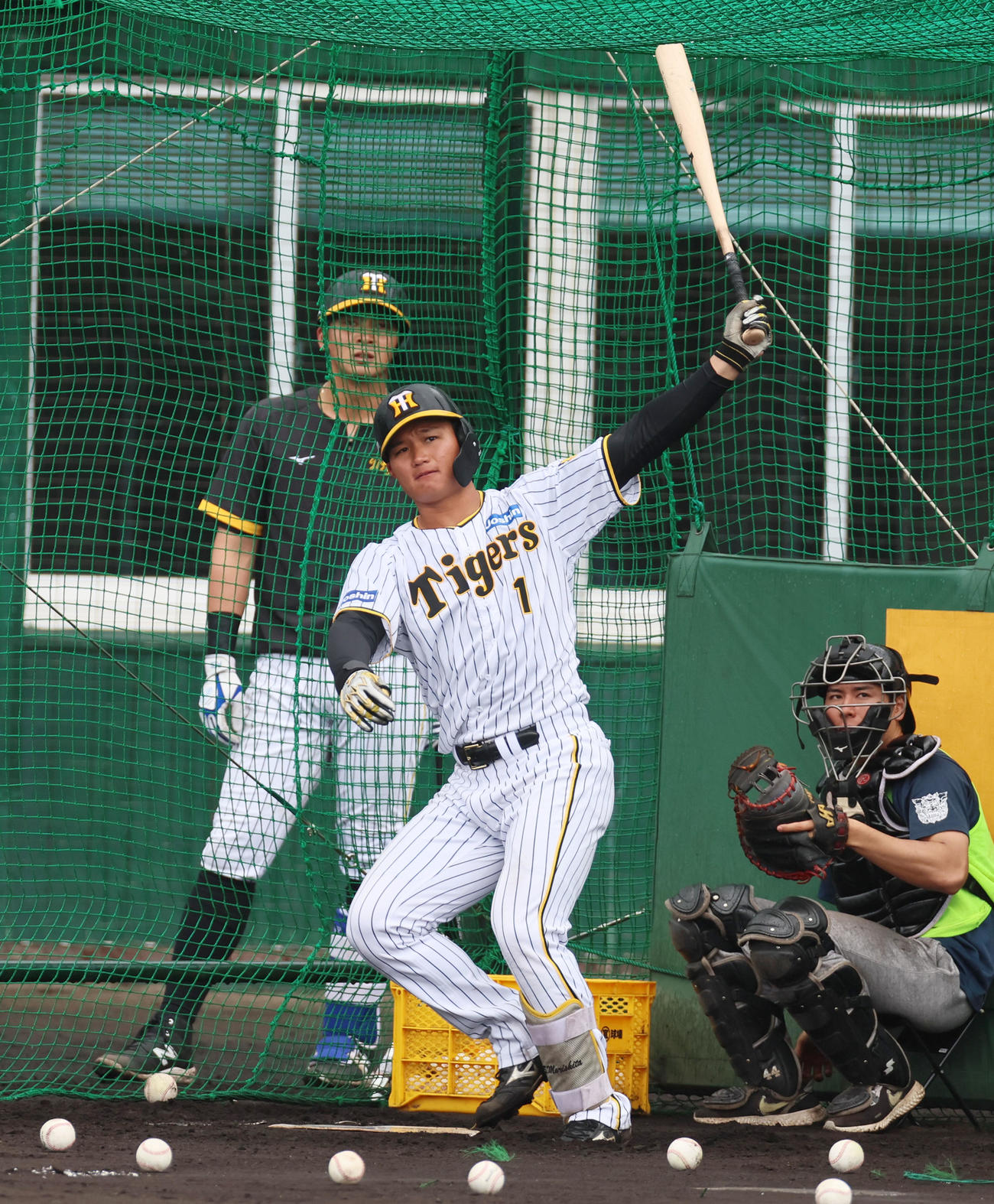 打撃練習を行う森下。左は井上（撮影・加藤哉）