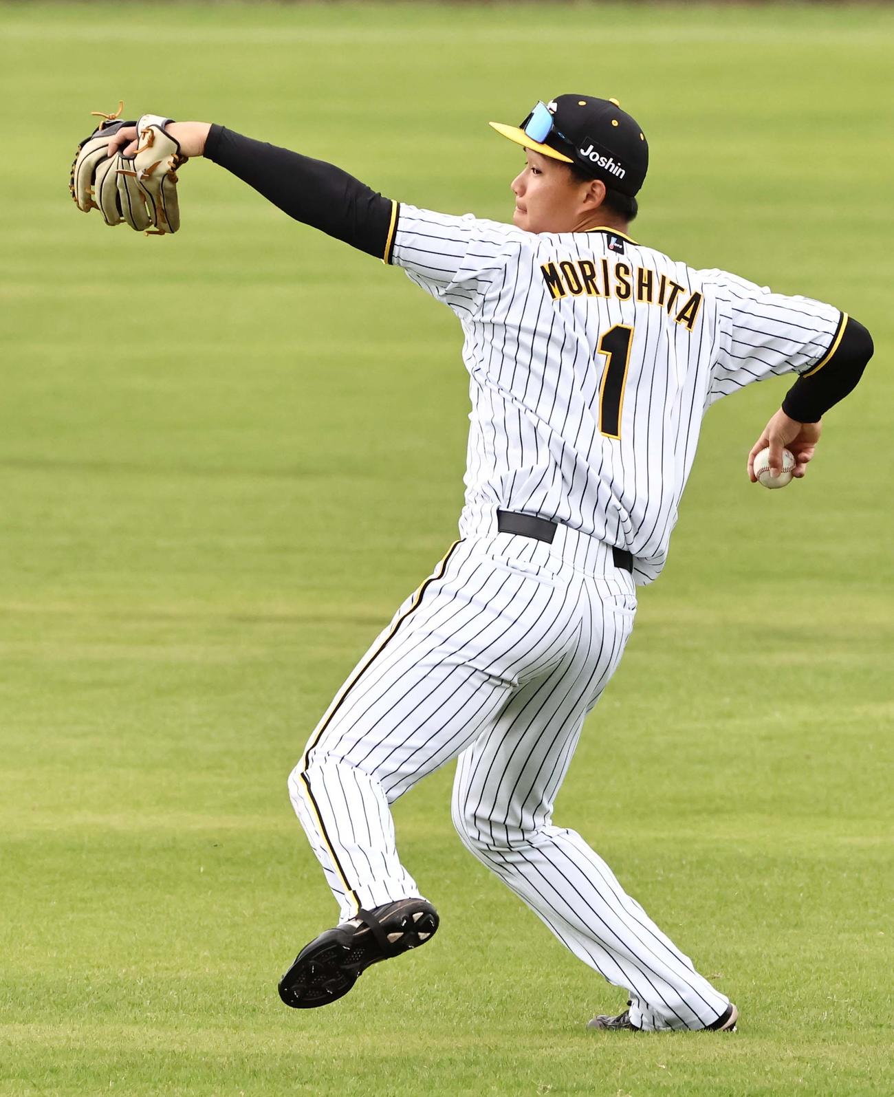 シートノックを受ける森下（撮影・上田博志）