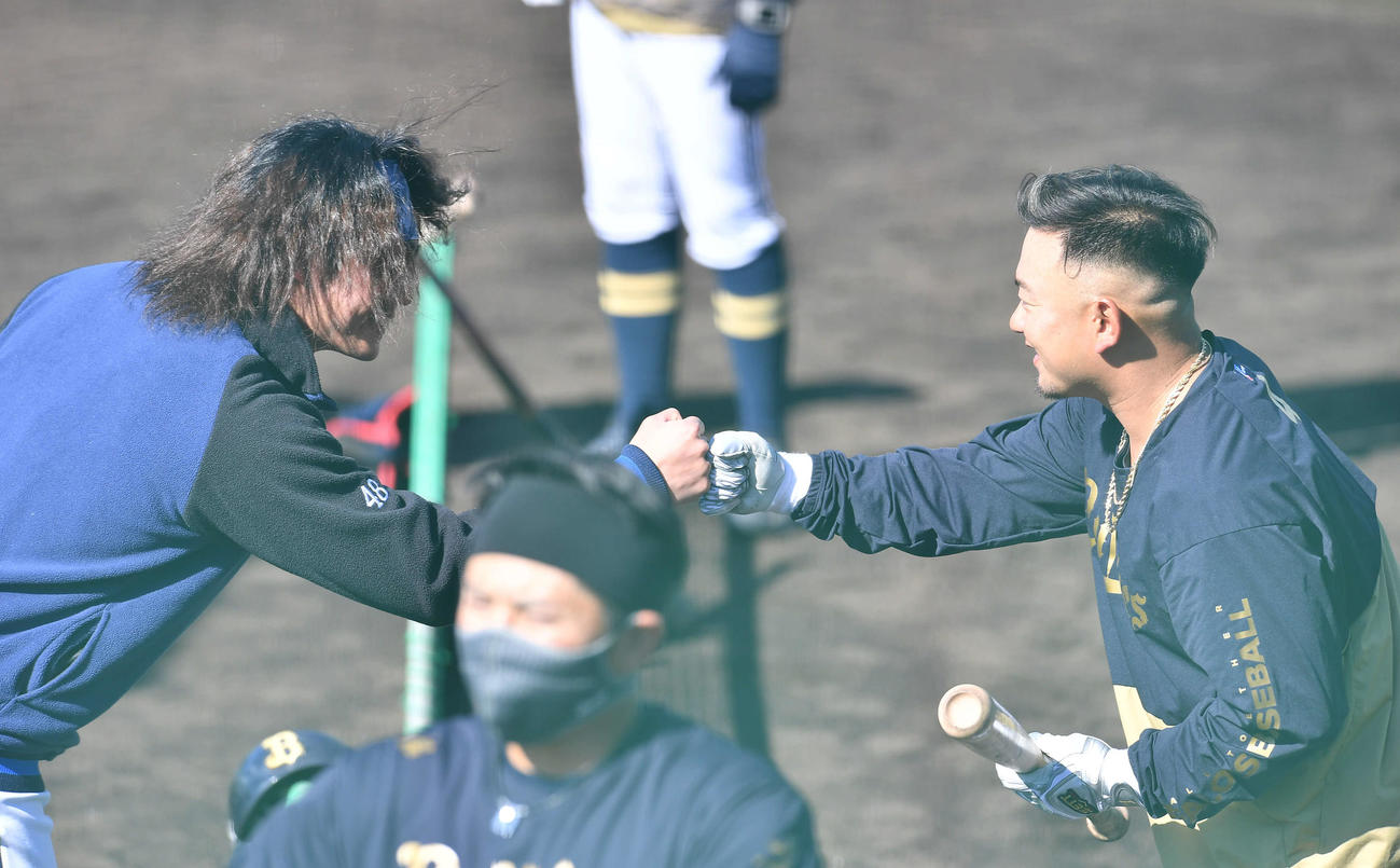 球春みやざきベースボールゲームズ　オリックス対西武　試合前、あいさつに来た西武今井（左）とグータッチを交わすオリックス森（撮影・岩下翔太）