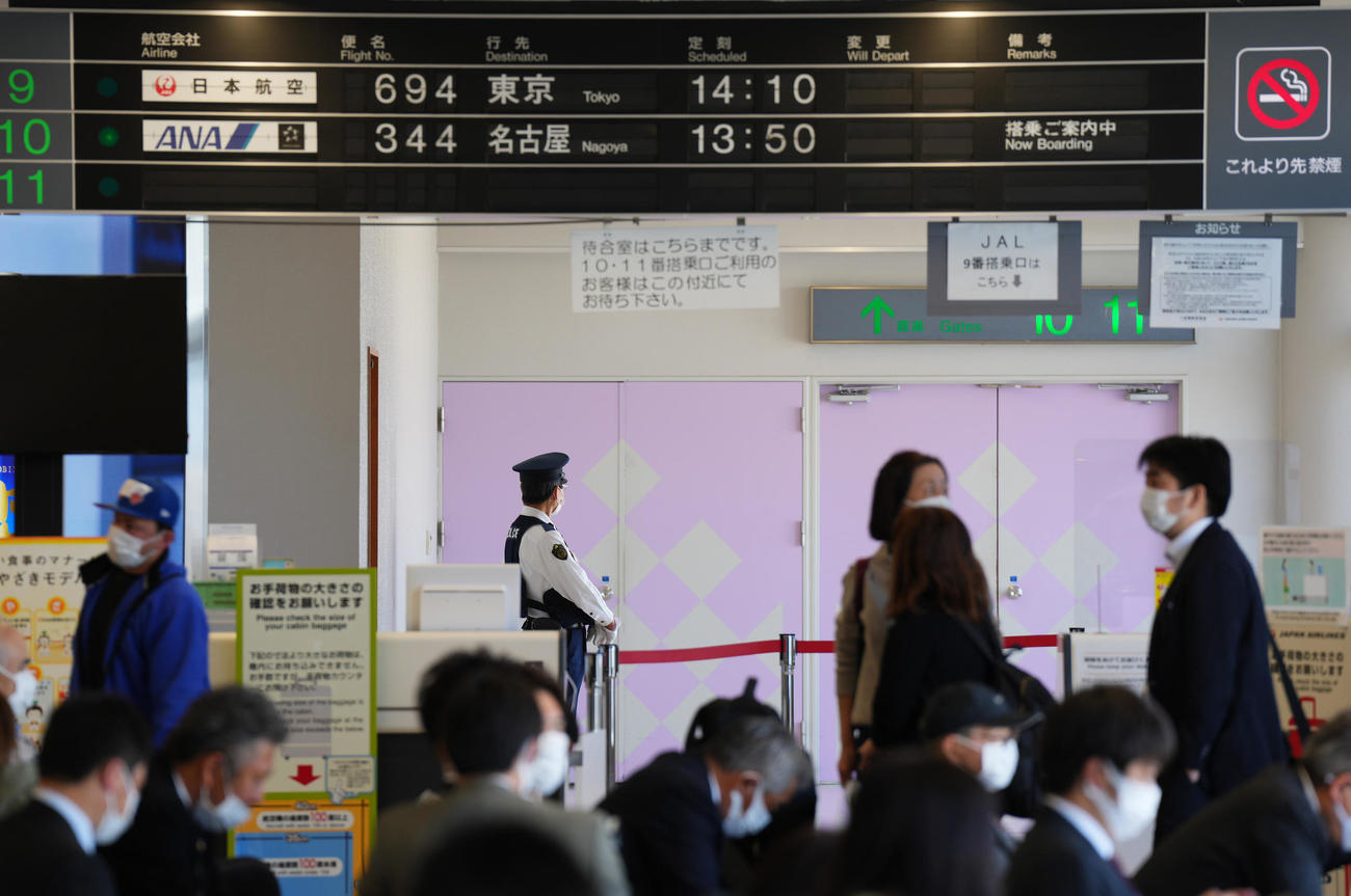 侍ジャパンの選手ら関係者搭乗口に向かう通路は閉じられ、中の様子がうかがえず（撮影・菅敏）