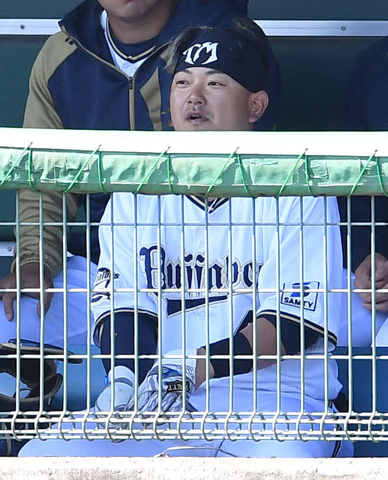 球春みやざきベースボールゲームズ　オリックス対西武　1回裏オリックス1死、空振り三振に倒れ、ベンチで厳しい表情を見せる森（撮影・岩下翔太）