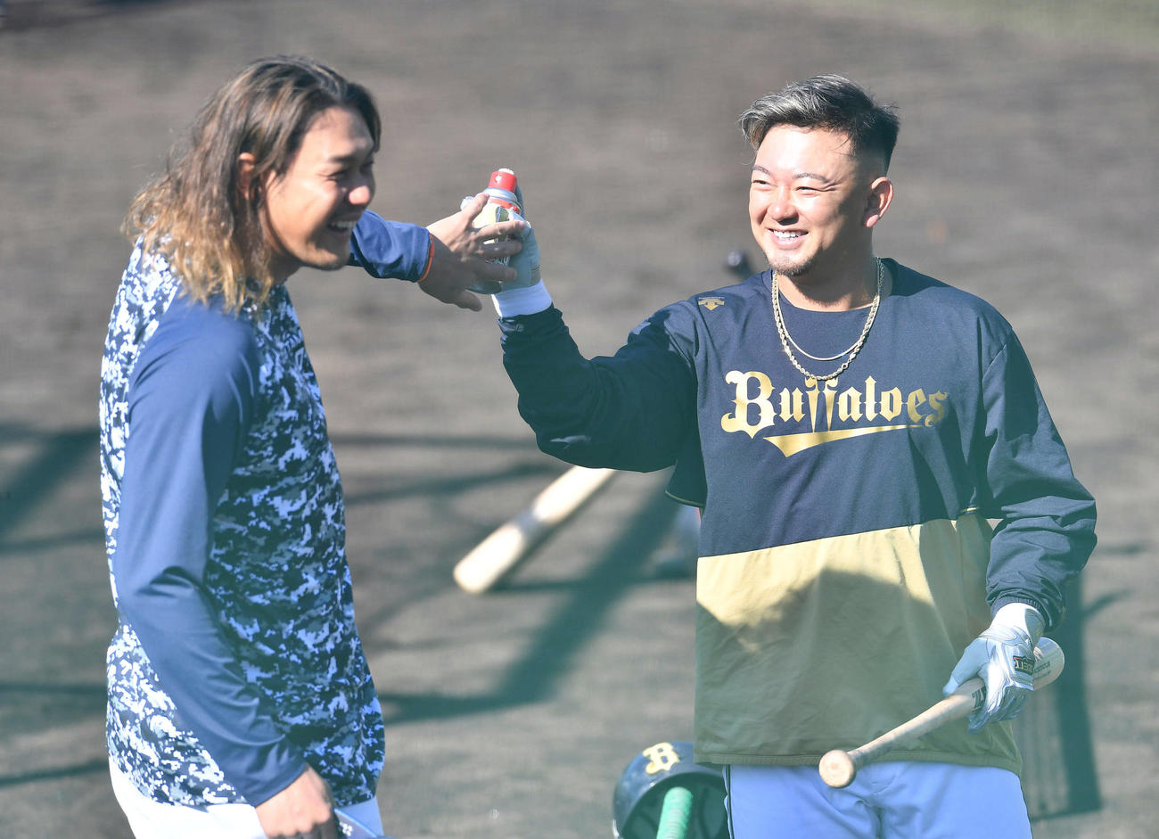 オリックス対西武　試合前、あいさつに来た西武高橋（左）に滑り止めスプレーをかけようとするオリックス森（撮影・岩下翔太）