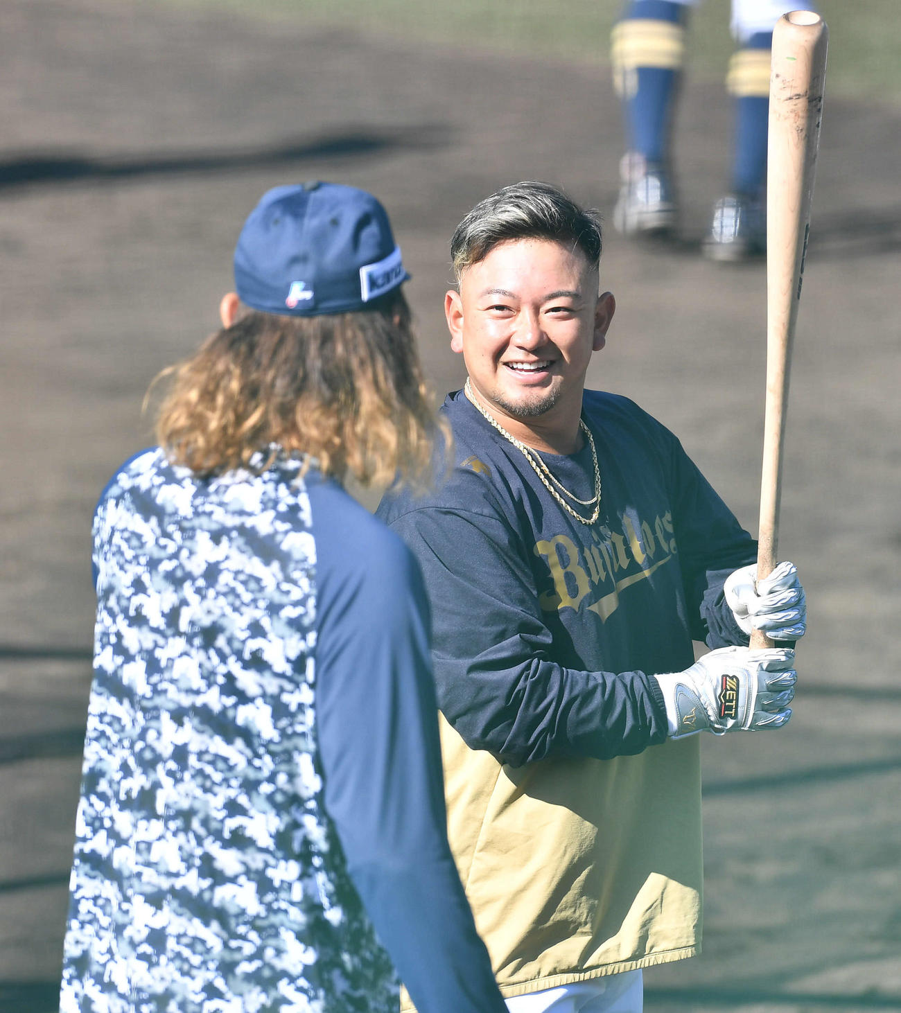 試合前、西武高橋（左）と談笑するオリックス森（撮影・岩下翔太）