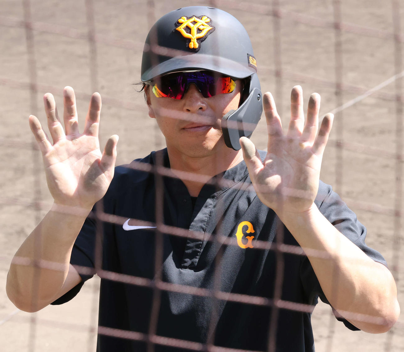 メディシンボールで汚れた手を見せる巨人長野（撮影・宮地輝）