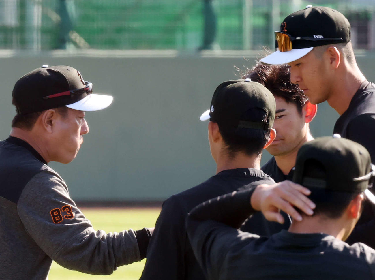 ウオームアップ後、2軍行きとなった秋広（右）、鈴木（右手前）、萩尾（右後方）と握手する原監督（撮影・宮地輝）