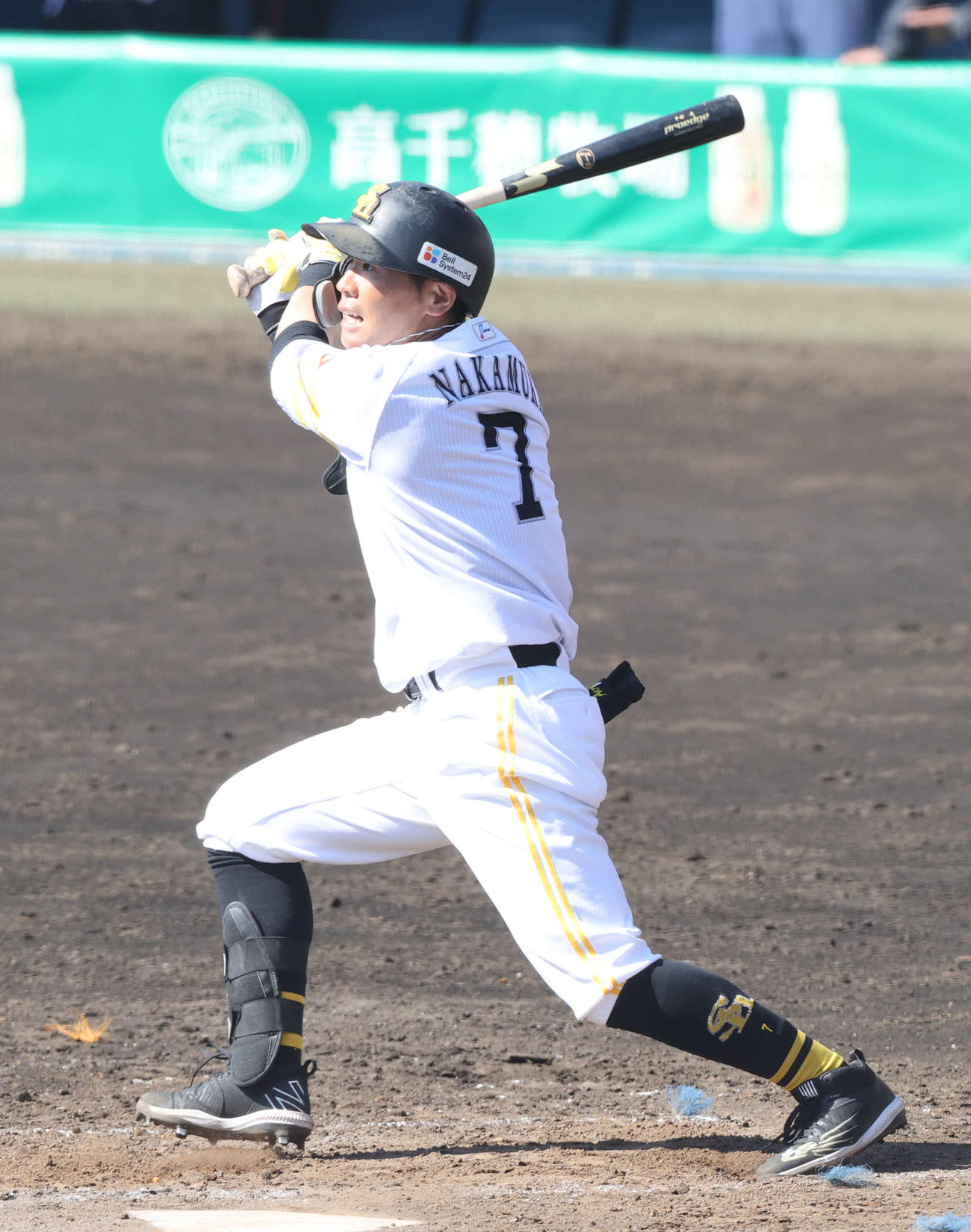 ソフトバンク対ロッテ　3回裏ソフトバンク2死二、三塁、中村晃は中越えに2点適時三塁打を放つ（撮影・梅根麻紀）