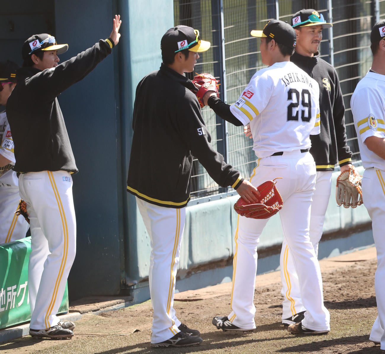 ソフトバンク対ロッテ　先発の石川柊太（右）は2イニングを投げ無失点と好投し、ナインに出迎えられる（撮影・梅根麻紀）