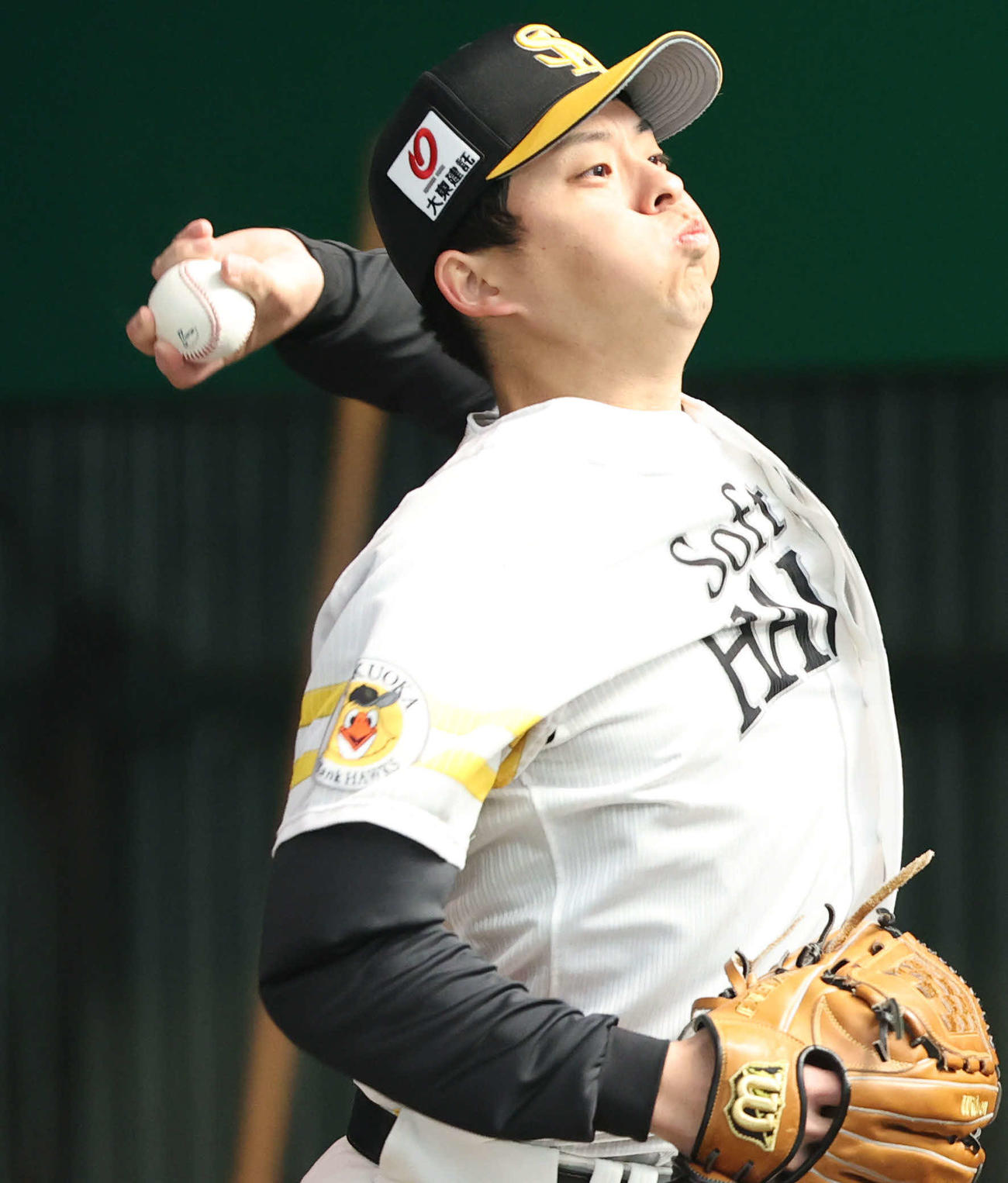ブルペンに入った大関友久は力強く投げ込む（撮影・梅根麻紀）