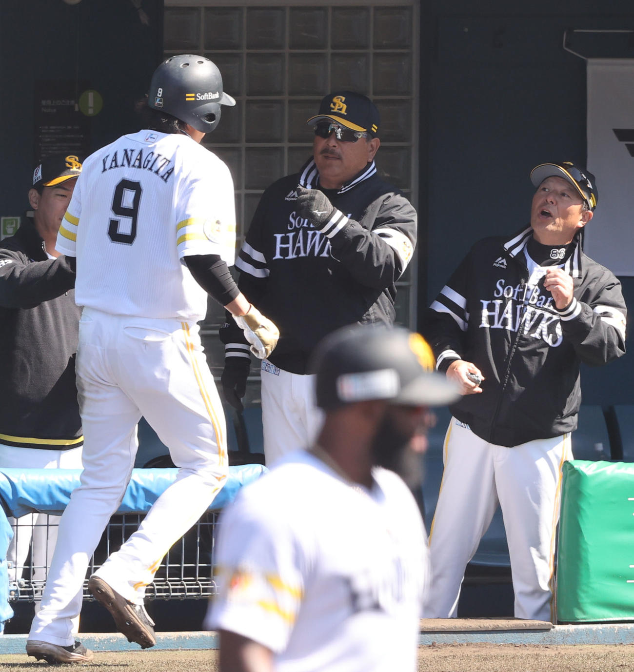 ソフトバンク対ロッテ　2回裏ソフトバンク無死一、三塁、中村晃の中犠飛で生還した柳田（左）を迎える藤本監督（中央）（撮影・梅根麻紀）