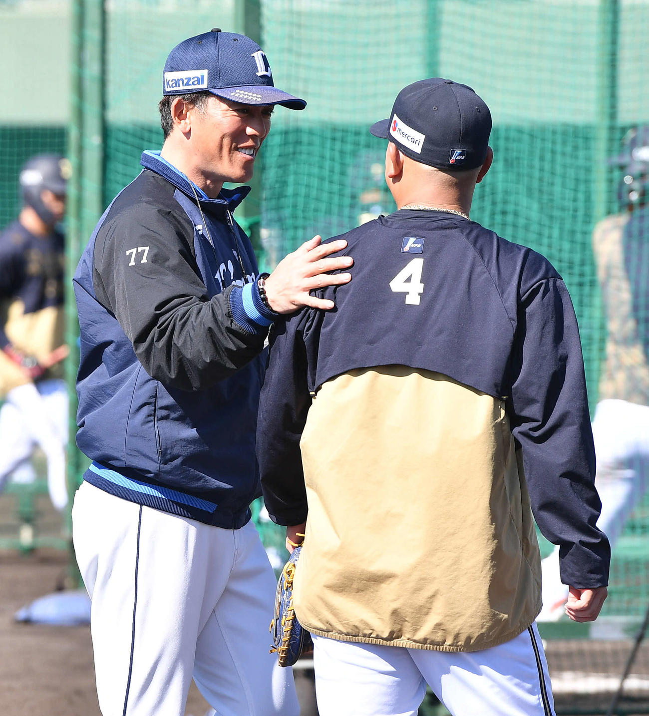球春みやざきベースボールゲームズ　オリックス対西武　試合前、オリックス森（右）と談笑する西武松井監督（撮影・岩下翔太）