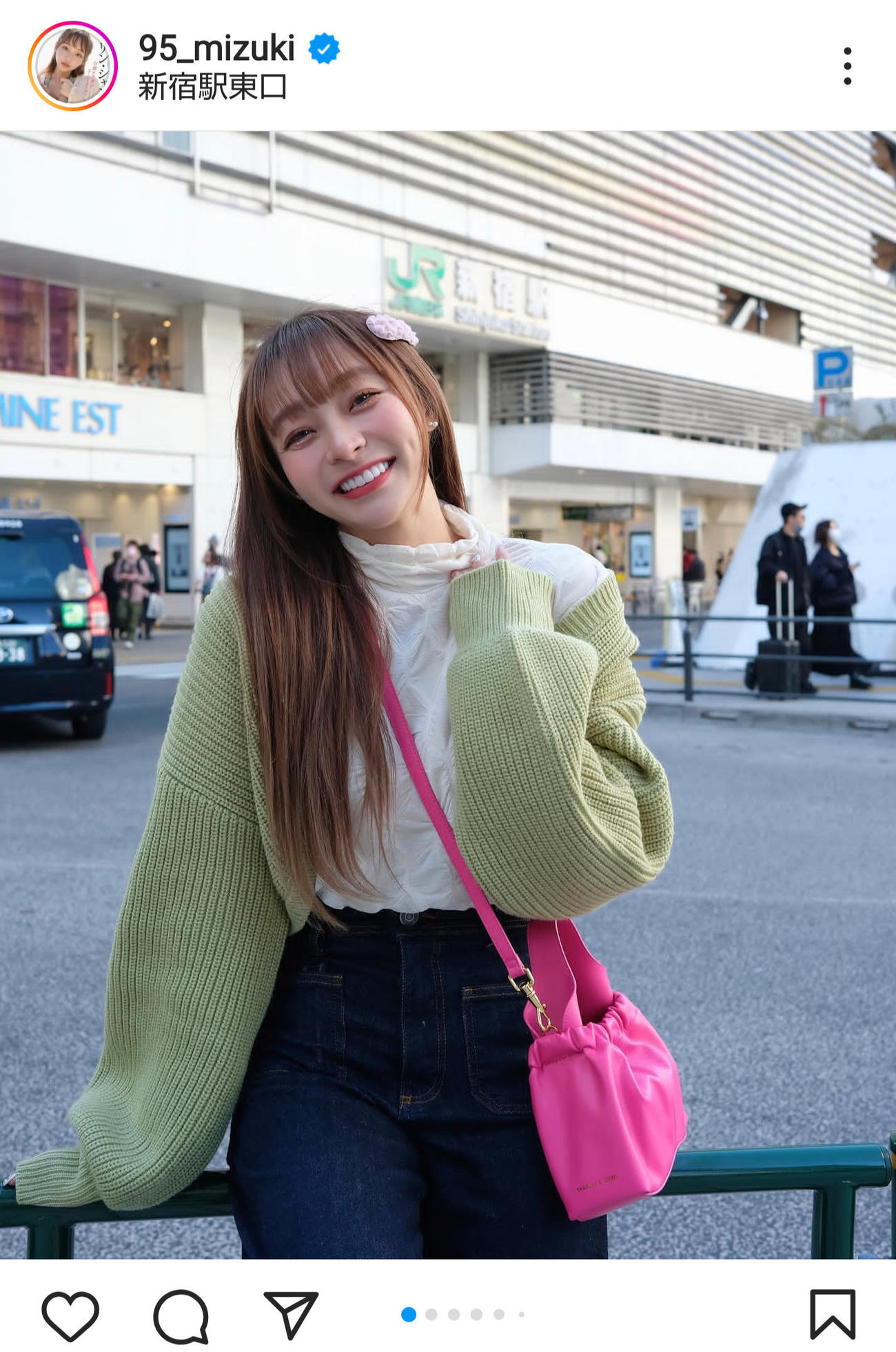 新宿駅で笑顔を見せるリン・シャン（インスタグラムより）