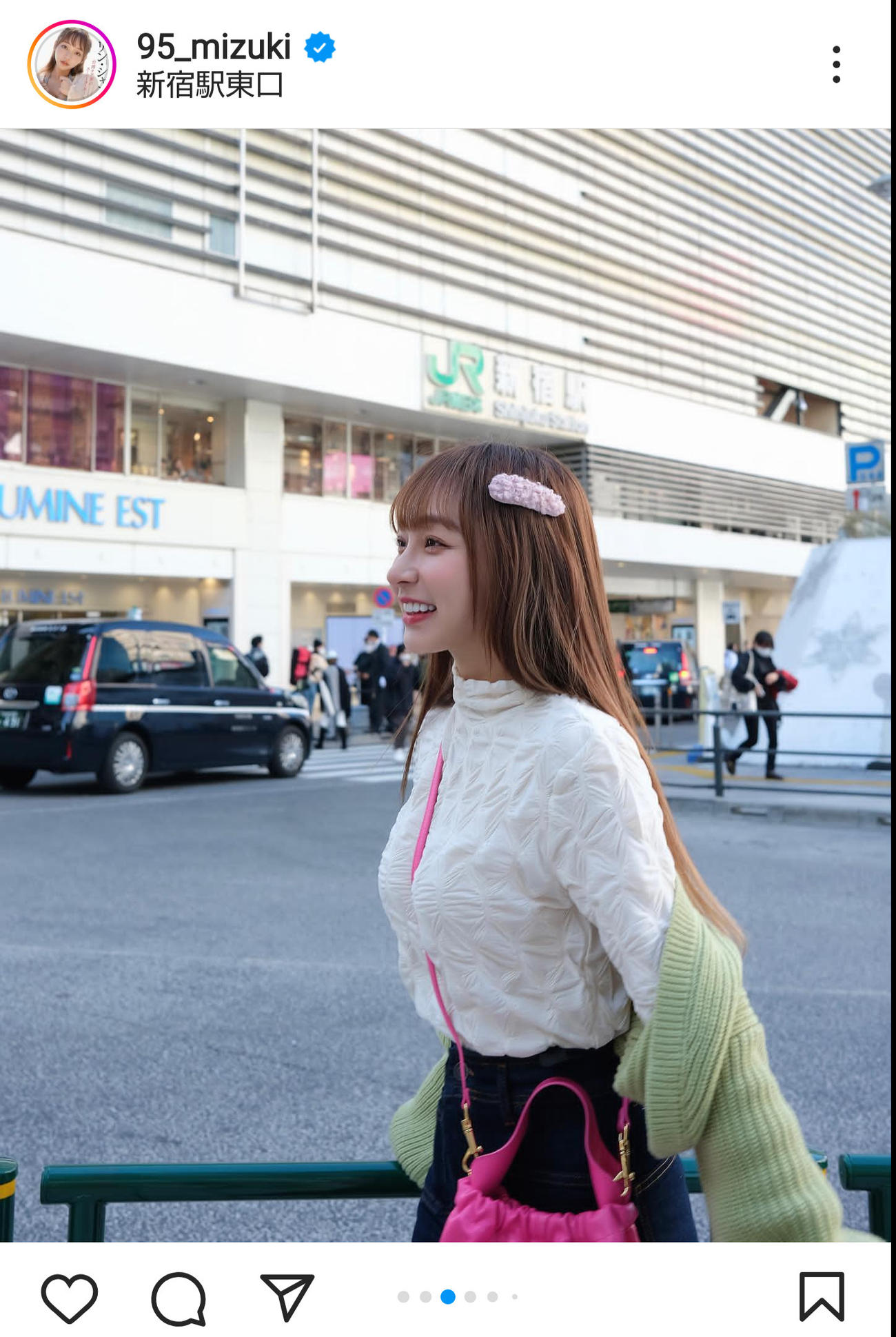 新宿駅でかわいらしい笑顔を見せるリン・シャン（インスタグラムより）